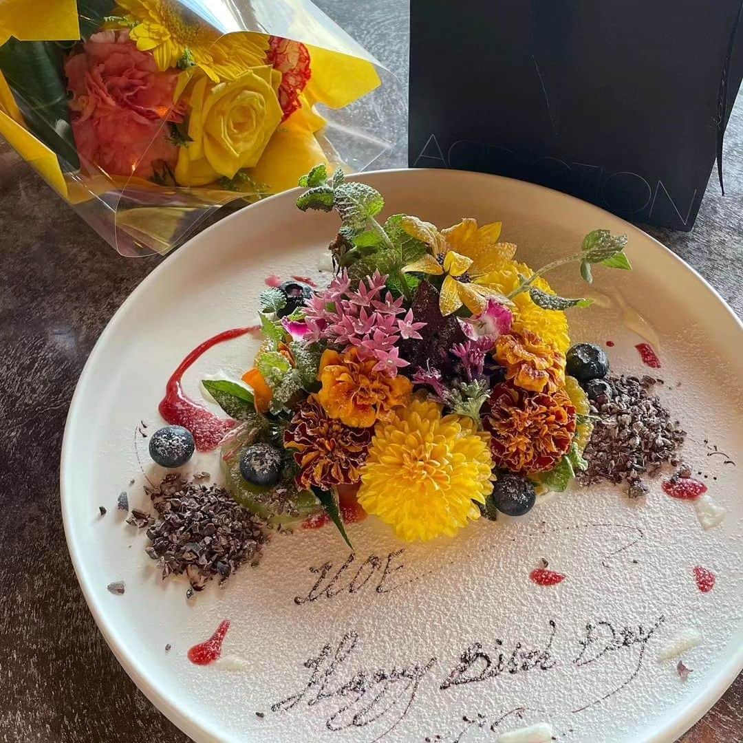 4meee!さんのインスタグラム写真 - (4meee!Instagram)「【保存必須❗️誕生日プレートでお祝いしよう🍰💕】  お誕生日やお祝いにかかせない バースデープレートを集めました🎂✨  #GYRE.Food（表参道） #TheBelcomo （青山） #Gentle Dining & Sushi Bar （表参道） #青山エリュシオンハウス　（青山） #TrattoriaCreatta　（大手町） #The lounge　（八王子）  -----photoby💌-----  @168._.skm @papi._.cafe @naaa__775 @otokoume.jp @_mogmogram___ @suzu._.gram @m.moe_0902  #東京カフェ #青山カフェ ⁡ #birthday #birthdayplate #バースデープレート #happybirthday #birthdaygirl #おめでとう #トラットリアクレアッタ #バースデーチョコボール#表参道ランチ #表参道グルメ #表参道ディナー #表参道テラス #東京グルメ #東京カフェ #東京ランチ #誕生日プレート #誕生日サプライズ #誕生日ケーキ」9月14日 18時52分 - 4meee_com