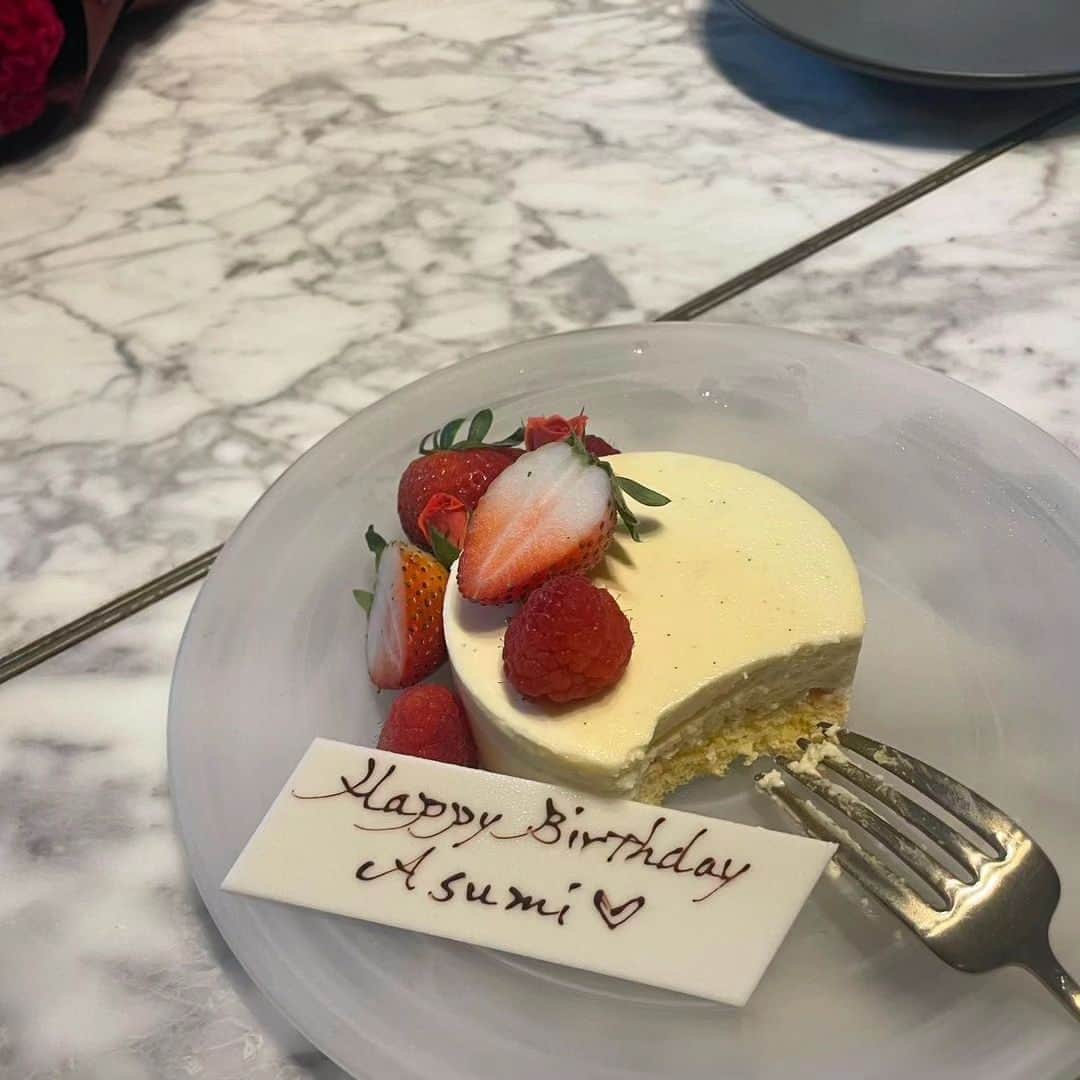 4meee!さんのインスタグラム写真 - (4meee!Instagram)「【保存必須❗️誕生日プレートでお祝いしよう🍰💕】  お誕生日やお祝いにかかせない バースデープレートを集めました🎂✨  #GYRE.Food（表参道） #TheBelcomo （青山） #Gentle Dining & Sushi Bar （表参道） #青山エリュシオンハウス　（青山） #TrattoriaCreatta　（大手町） #The lounge　（八王子）  -----photoby💌-----  @168._.skm @papi._.cafe @naaa__775 @otokoume.jp @_mogmogram___ @suzu._.gram @m.moe_0902  #東京カフェ #青山カフェ ⁡ #birthday #birthdayplate #バースデープレート #happybirthday #birthdaygirl #おめでとう #トラットリアクレアッタ #バースデーチョコボール#表参道ランチ #表参道グルメ #表参道ディナー #表参道テラス #東京グルメ #東京カフェ #東京ランチ #誕生日プレート #誕生日サプライズ #誕生日ケーキ」9月14日 18時52分 - 4meee_com
