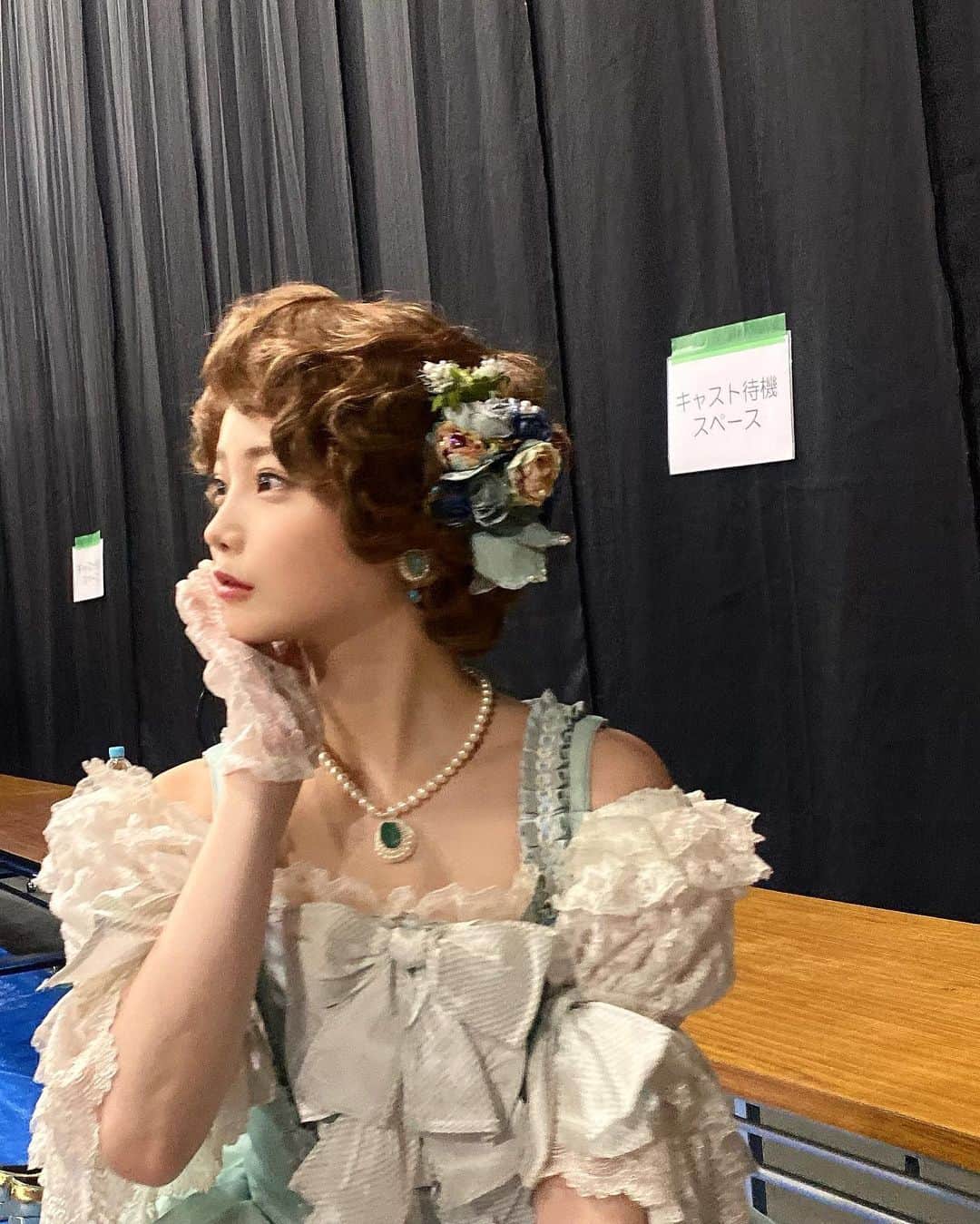 新谷姫加のインスタグラム：「【出演告知】  本日公開のNetflix「赤ずきん、旅の途中で死体と出会う。」 に登場しております🍎  普段なれない姿になれましたし、 貴重な経験をさせて頂けて嬉しかったです🌼  皆さん是非観て見つけてください☺︎  #赤ずきん旅の途中で死体と出会う  #onceuponacrime #netflix #ネットフリックス #ネトフリ」