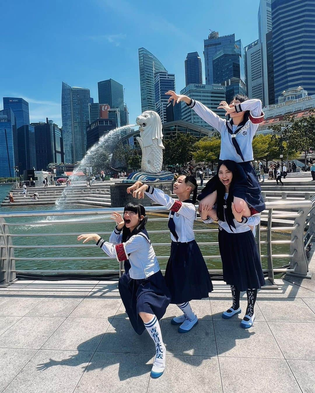 新しい学校のリーダーズのインスタグラム：「WE ARE IN SINGAPORE🇸🇬🇸🇬 #merlion #singapore #atarashiigakko」