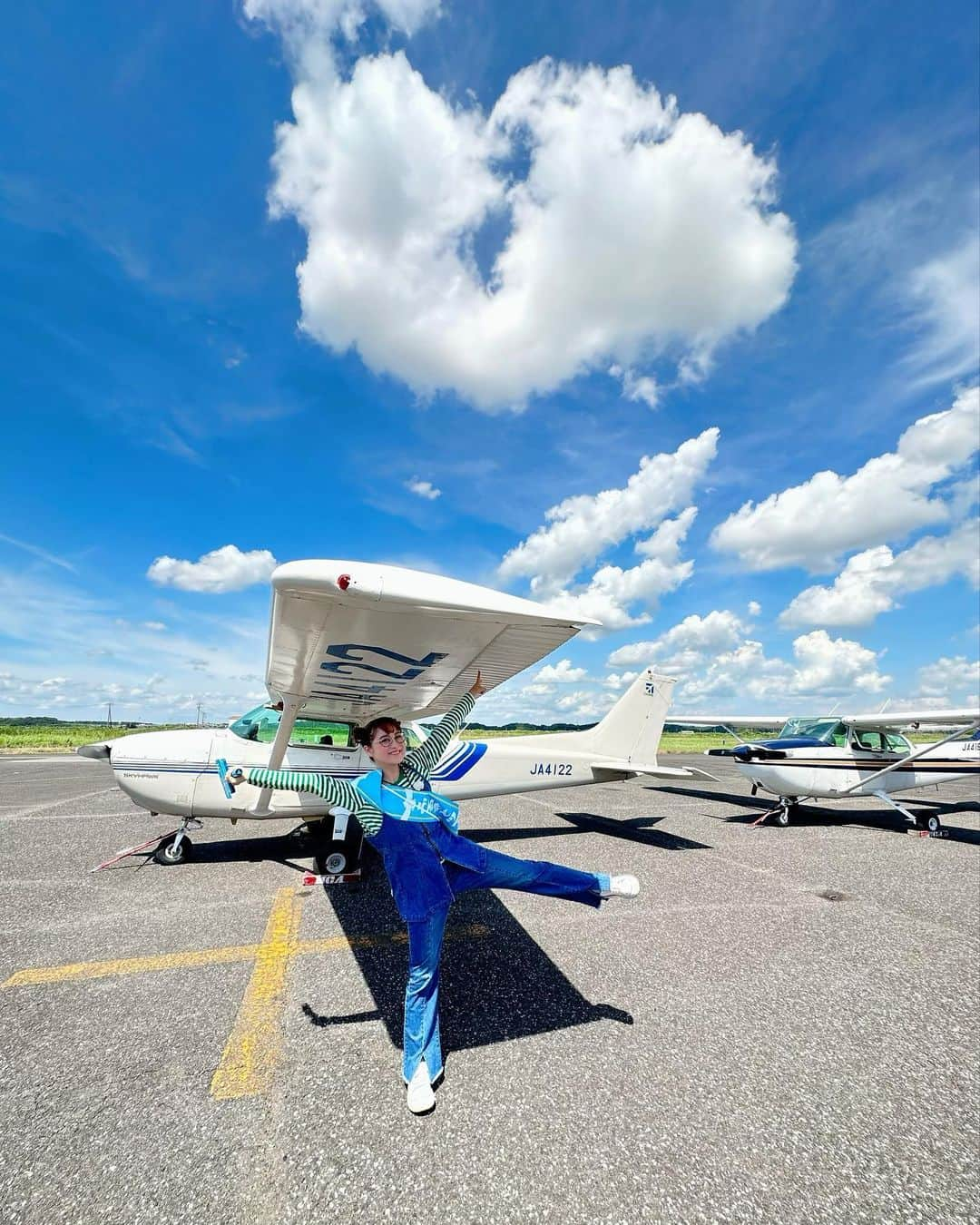 鈴木奈々のインスタグラム：「今日は地元茨城県でテレビのロケでした😊天気が良くてサイコーでした✨ #龍ケ崎飛行場」