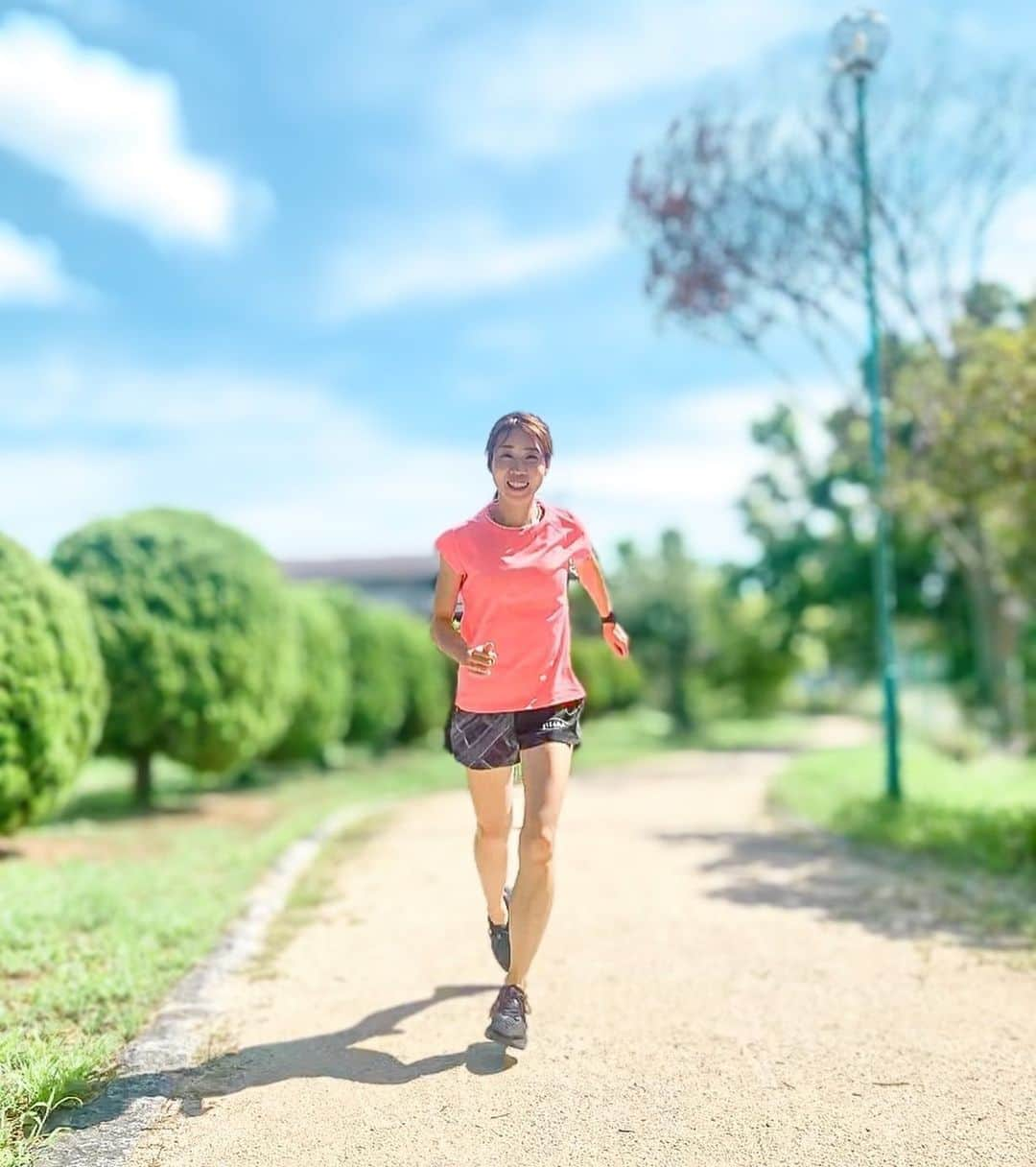 中橋舞のインスタグラム：「まだまだ残暑厳しいですが なるべく朝の涼しい時間にランニング👟   走った後は 水分補給にもgoodなクレバーのプロテイン 汗で失われたビタミンやミネラルの補給にも👍   朝ランが習慣化されている中で 体の栄養補給にも忙しくても手早く飲めるし  朝走る、プロテインを飲むのルーティーン化で 体が引き締まってきた気もする☺️  BCAAやグルタミン酸も配合されているから朝ラン後にリカバリーまで出来るのがとっても助かる！  粉っぽさもなく 飲みやすくて フレーバーも私の大好きなチョコレートを選びました  スイーツ感覚で飲めて美味しい💓 プロテインの独特な甘さが苦手だった方や初心者さんにもおすすめです♡   #cleverprotein #clever #pr  #クレバープロテイン　@clever_protein_official  #クレバー #プロテイン #理想のカラダへクレバーな選択#ネイチャーラボ #ランニング #ランニング女子  #ママランナー」