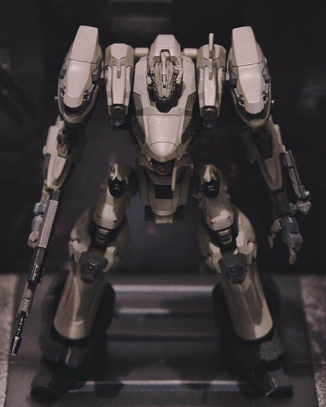 のインスタグラム：「『ARMORED CORE VI FIRES OF RUBICON』  先日、コレクターズエディションを頂いたので、遅まきながら、開封して撮影してみました。  なんと申し分ないクオリティー。  10年ぶりの新作。  今回、新たにオールマインドとして携わらせて頂きましたが、本作の盛り上がりを＂ジリジリと脳が焼ける＂かの如く感じております。  レイヴンたちが飛び立つ姿を見守りながら、私自身も一プレイヤーとして、ルビコンに飛び立ちたいと思い、取り急ぎ、M.2 SSDを増設しました。  （スペースにお付き合い頂き、ご指導・ご鞭撻を賜り、誠に有難う御座いました。）  手だれのレイヴンでも"チュートリアルのヘリ"で難航していて、それがトレンドになったくらいですから「借り物の翼で、どこまで飛べるか」ですよ。（CV：園崎未恵さん）  はぁ〜…楽しいゲームライフが、私を待っている。」