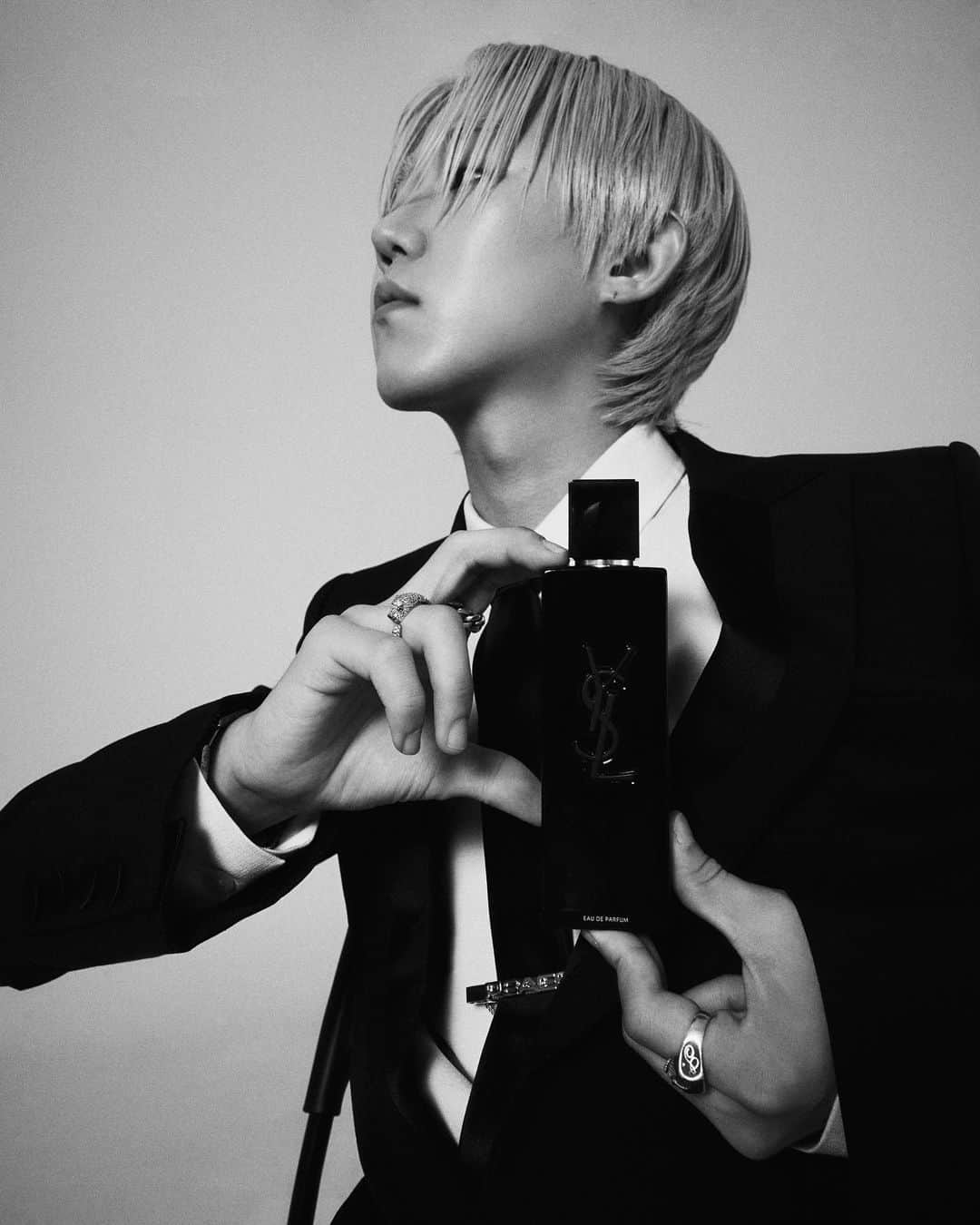 ソン・ファミンのインスタグラム：「@yslbeauty  #광고 #입생로랑뷰티 #입생로랑향수 #마이셀프오드빠르펭」