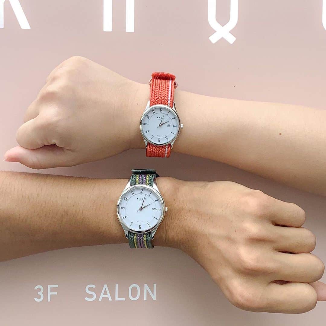 Maker's Watch Knotさんのインスタグラム写真 - (Maker's Watch KnotInstagram)「.  この度は、Maker's Watch Knot 京都ギャラリーショップへ ご来店いただきありがとうございました☺️🍀  Instagramを見て訪問してくださったお二人👫🏼 お揃いカラーでサイズ違いのアラビックソーラーウォッチ⌚️と 色違いのくみひもストラップ🪢  おしゃれなお二人で、小物や洋服などに合わせられるよう くみひものカラーをカスタマイズしていただけました◎  是非これからお二人で色んな洋服に合わせて 時計のカスタマイズも楽しんでいただけると嬉しいです☺️ またお揃いのストラップなどお探しにでもご来店ください🙇🏼‍♂️  これからのシーズン 服のバリエーションも増えるかと思いますので 皆様も服に合わせて是非Knotの時計でカスタマイズしてみては いかがでしょうか🙌  皆様のご来店お待ちしております！  ▪️男性 時計:クラシックソーラーアラビック（CS-38ASVWH） ストラップ:昇苑くみひも（AK-1812） バックル:EB-18SV  ▪️女性 時計:クラシックソーラーアラビック（CS-32ASVWH） ストラップ:昇苑くみひも（AK-18OR） バックル:EB-18SV  #knotwatch  #watch #wristwatch#madeinjapan #ノット  #時計 #腕時計  #国産時計  #カスタムオーダー  #京都  #kyoto  #河原町#kawaramachi  #三条 #sanjyo #kyotojapan #京都観光　#kyototrip #kyototravel  #japantravel  #japantrip #손목시계  #手表　#手錶　#맞춤형　#定制　#교토」9月14日 18時59分 - makers_watch_knot