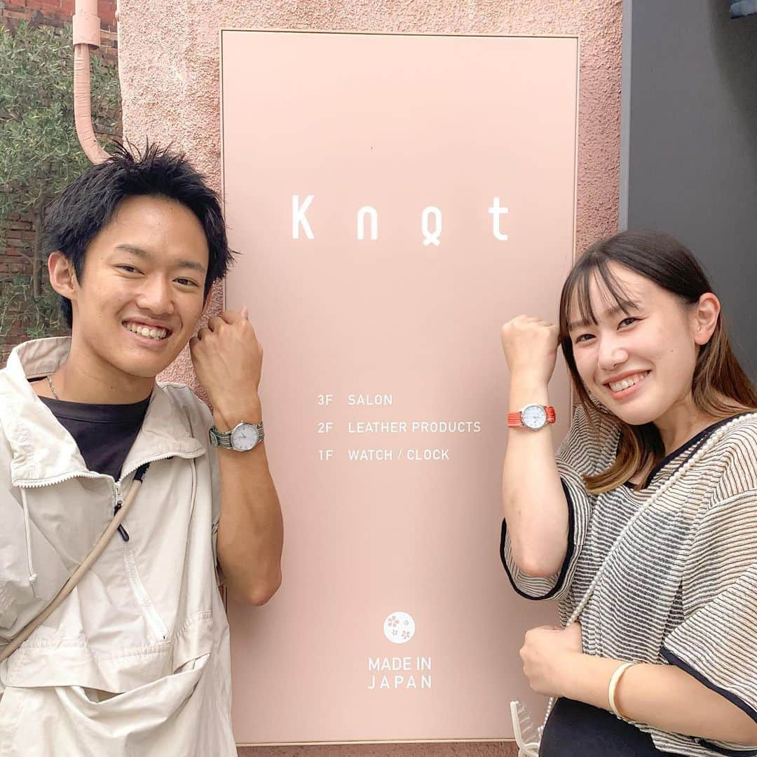 Maker's Watch Knotのインスタグラム：「.  この度は、Maker's Watch Knot 京都ギャラリーショップへ ご来店いただきありがとうございました☺️🍀  Instagramを見て訪問してくださったお二人👫🏼 お揃いカラーでサイズ違いのアラビックソーラーウォッチ⌚️と 色違いのくみひもストラップ🪢  おしゃれなお二人で、小物や洋服などに合わせられるよう くみひものカラーをカスタマイズしていただけました◎  是非これからお二人で色んな洋服に合わせて 時計のカスタマイズも楽しんでいただけると嬉しいです☺️ またお揃いのストラップなどお探しにでもご来店ください🙇🏼‍♂️  これからのシーズン 服のバリエーションも増えるかと思いますので 皆様も服に合わせて是非Knotの時計でカスタマイズしてみては いかがでしょうか🙌  皆様のご来店お待ちしております！  ▪️男性 時計:クラシックソーラーアラビック（CS-38ASVWH） ストラップ:昇苑くみひも（AK-1812） バックル:EB-18SV  ▪️女性 時計:クラシックソーラーアラビック（CS-32ASVWH） ストラップ:昇苑くみひも（AK-18OR） バックル:EB-18SV  #knotwatch  #watch #wristwatch#madeinjapan #ノット  #時計 #腕時計  #国産時計  #カスタムオーダー  #京都  #kyoto  #河原町#kawaramachi  #三条 #sanjyo #kyotojapan #京都観光　#kyototrip #kyototravel  #japantravel  #japantrip #손목시계  #手表　#手錶　#맞춤형　#定制　#교토」