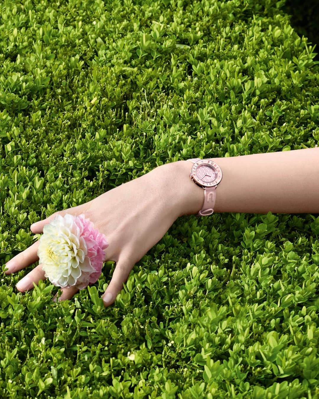 フルラのインスタグラム：「Furla Watches: when eye-catching details add a noteworthy allure to any ensemble.  #ItalybyFurla #FurlaFW23  Talent: Irina Shayk (@irinashayk) Photographer: Koto Bolofo (@kotobolofo) Art Direction and graphic design by Roberto Da Pozzo (@roberto_da_pozzo) Film Director: Koto Bolofo / Paolo Zambaldi (@kotobolofo / @paolozambaldi) Styling by: Carola Bianchi (@carolabianchi1) Glam by:  Make up Artist: Seiko Nishigori (@seikonishigori) Hair Stylist: Pierpaolo Lai (@pierpaololaihair)」