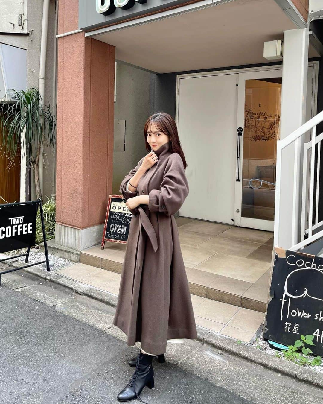 岩本千波のインスタグラム：「Special Coat Collection 🧥✨  本日20:00〜発売です♡  まずはリアルバイ予定のバックフレアウールコートを紹介🤍 小柄でも着られるかっこいいロングコートってありがたすぎるし、何より襟立てるの可愛すぎる、、！  まだまだ暑いけど、この機会にぜひ素敵なアウターをゲットして秋冬を迎えてくださいね🤭🎀  #秋服 #ステンカラーコート #ステンカラー #小柄コーデ #小柄ファッション #低身長コーデ #低身長ファッション #149cmコーデ」