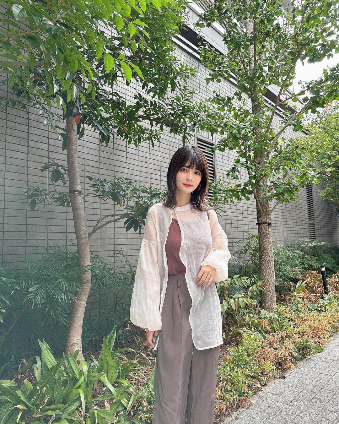 marikoのインスタグラム：「＊ . ちょっとずつ秋服着たいけどまだまだ暑い（笑）  tops @shein_japan (21027253)  クーポンコード: 23FWJP9 12月末まで有効だよ♡  3枚目は娘が撮ってくれた📷  . ＊ #ootd#outfit#mari_code#fashion#shein#シーイン#FrontRowLive #SHEINfw23#SHEINforAll#ad」