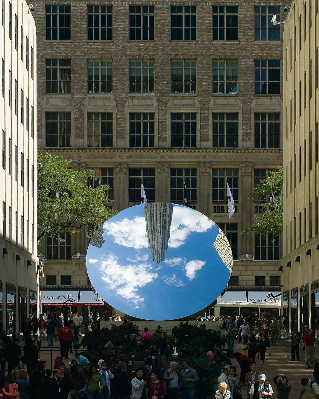 パラッツォストロッツィのインスタグラム：「Aspettando #AnishKapoor: pt.4 Nel 2001 “Sky Mirror”, specchio concavo del diametro di 6 metri, è installata davanti al Nottingham Playhouse (UK). Successivamente, una versione di 10 metri dell’opera è riproposta al Rockfeller Center di New York, nel 2006. Nella sua superficie riflettente, “Sky Mirror” si offre quale luogo di incontro e sintesi di terra e cielo, coinvolgendo e interrogando la sensorialità di chi la osserva.  “Anish Kapoor. Untrue Unreal” sarà aperta a Palazzo Strozzi dal 7 ottobre 2023 al 4 febbraio 2024. Scopri di più sulla mostra e acquista il tuo biglietto al link in bio. _ In 2001, "Sky Mirror," a concave mirror with a diameter of 6 meters, was installed in front of the Nottingham Playhouse in the UK. Later, a 10-meter version of the artwork was reinstalled at the Rockefeller Center in New York in 2006. Through its reflective surface, "Sky Mirror" becomes a link between earth and sky, engaging and questioning the senses of those who observe it.  "Anish Kapoor: Untrue Unreal" will be open at Palazzo Strozzi from 7 October 2023 to 4 February 2024. _ Crediti: © Anish Kapoor. All rights reserved SIAE, 2023  #UntrueUnreal #PalazzoStrozzi #ContemporaryArt #SkyMirror #RockefellerCenter」