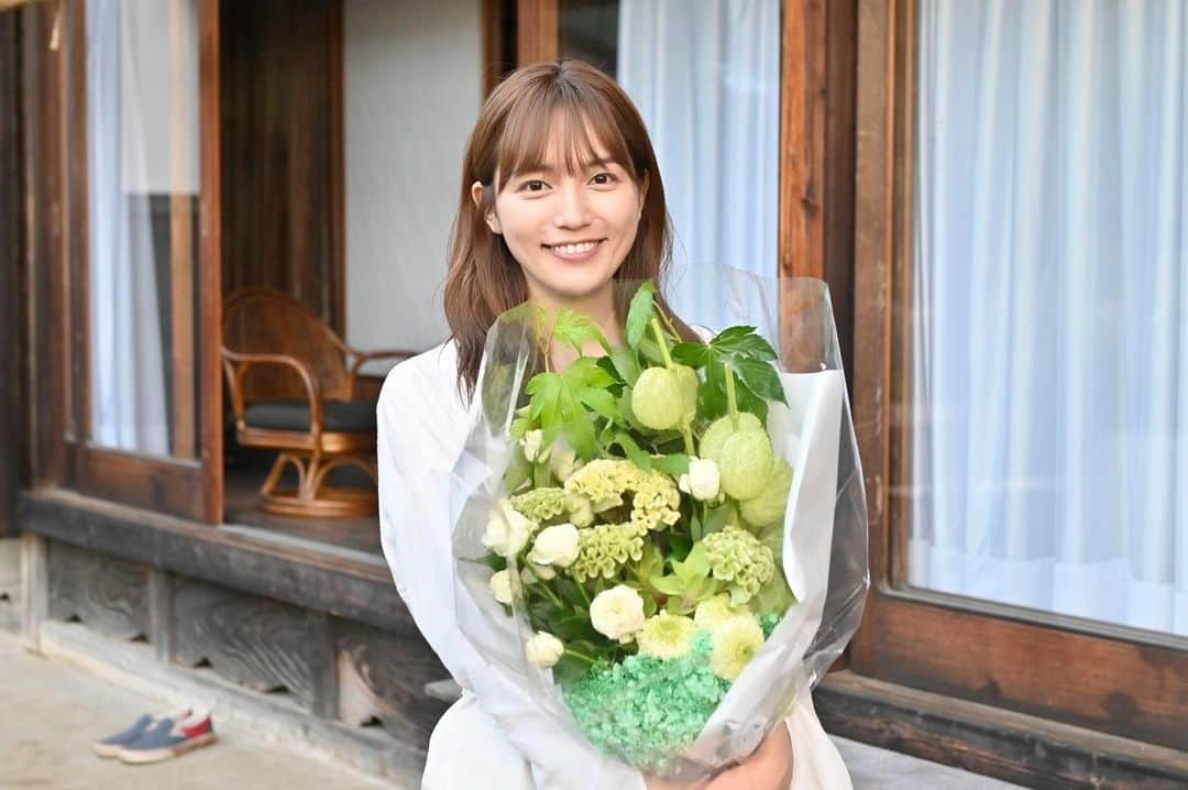 ハヤブサ消防団のインスタグラム：「◯  ＼💐クランクアップ💐／  我らがヒロイン👸 立木彩役 #川口春奈 さん🌸  イケおじさまたちが集結する中、 最高の癒し存在でした🥰  裏切りまくりの彩さんに どんな結末が訪れるのか…  お疲れ様でした‼︎👏  #ハヤブサ消防団🚒 #最終回今夜9時‼️  🔥第8話配信中🔥 https://tver.jp/lp/episodes/epnyd2djsr」