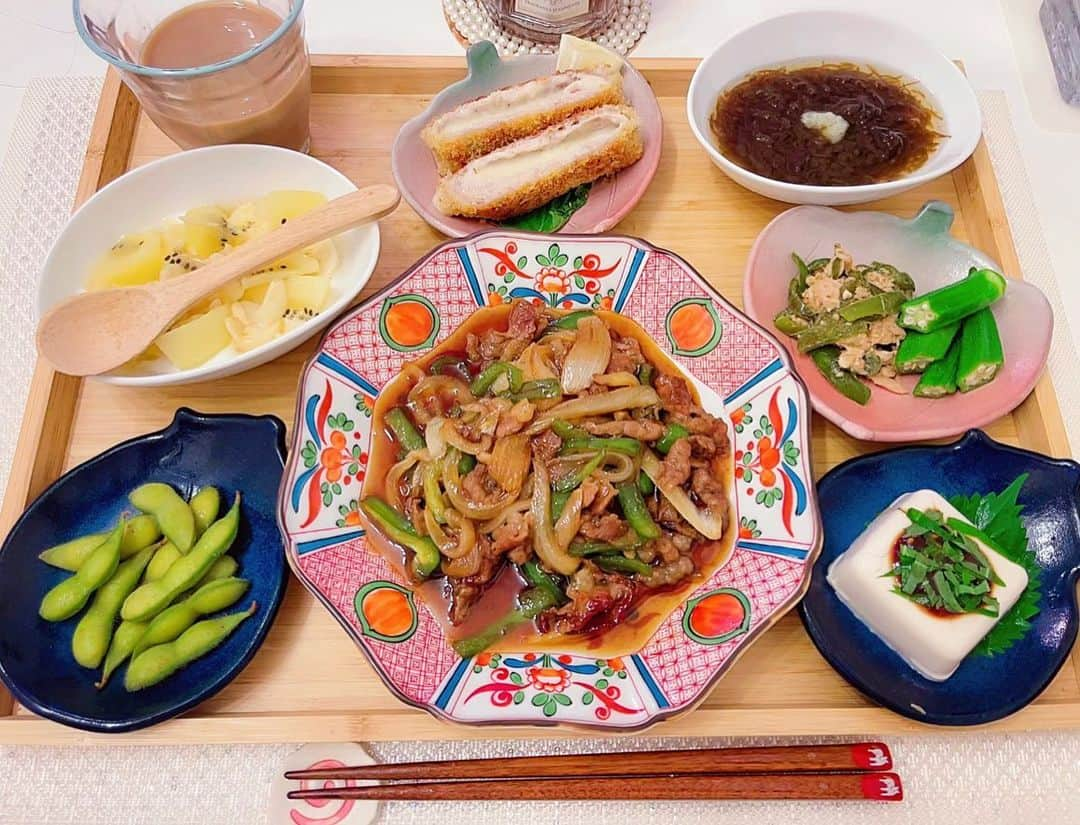 柴田幸子さんのインスタグラム写真 - (柴田幸子Instagram)「牛肉食べたかった日の朝食🍳  ✔︎牛肉のオイスター炒め 　🥩🧅🫑（🥕小ネギあればさらに◎） 　良質なアミノ酸／鉄分／アリシン   （抗酸化↑免疫力↑疲労回復↑） 　ビタミンC・A（βカロテン）  ✔︎チーズとんかつ 　🐽🧀🍋 　ビタミンB1（糖質代謝↑疲労回復↑） 　ビタミンA（抗酸化↑）C  ✔︎枝豆🫛▶︎栄養の王様👑 　ビタミン豊富／タンパク質／食物繊維／イソフラボン  ✔︎オクラ▶︎栄養の王様👑 　ビタミン豊富／ミネラル豊富／食物繊維豊富  ✔︎お豆腐▶︎発酵食品  ✔︎もずく 　ミネラル豊富／食物繊維豊富  ✔︎ヨーグルト🥝🍌🥜🍯 　最高！最高！腸活！！！◎  ※ちと赤み🍅🥕が足りないかな、、、笑 ※お味噌汁切らしていて汁物なし🥲  トレーニングを始めると お食事もちゃんと自炊したくなり  トレーニングをサボりだすと お菓子まっしぐら。笑  少しずつ身体習慣 再開〜🙌🏻✨  #朝食 #ご飯 #栄養 #疲労回復 #疲労回復メニュー #アスリートフード #アスリートフードマイスター #ランニング食学スペシャリスト #ラン飯  ・ ・」9月14日 19時00分 - shibata_sachiko