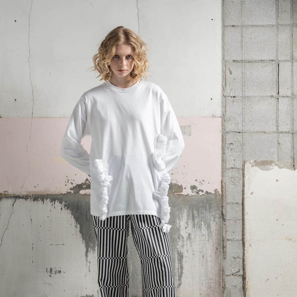 のインスタグラム：「. -LONGSLEEVE FRILL T-SHIRT-  コレクションテーマでもある“Flower Punk”の花びらを連想させるフリルがデザインされた一枚。 ワンカラーでシンプルでも、ボリューミーなフリルのディティールが効いていて、他とは被らないデザインです。  #mintdesigns #ミントデザインズ #2023aw」