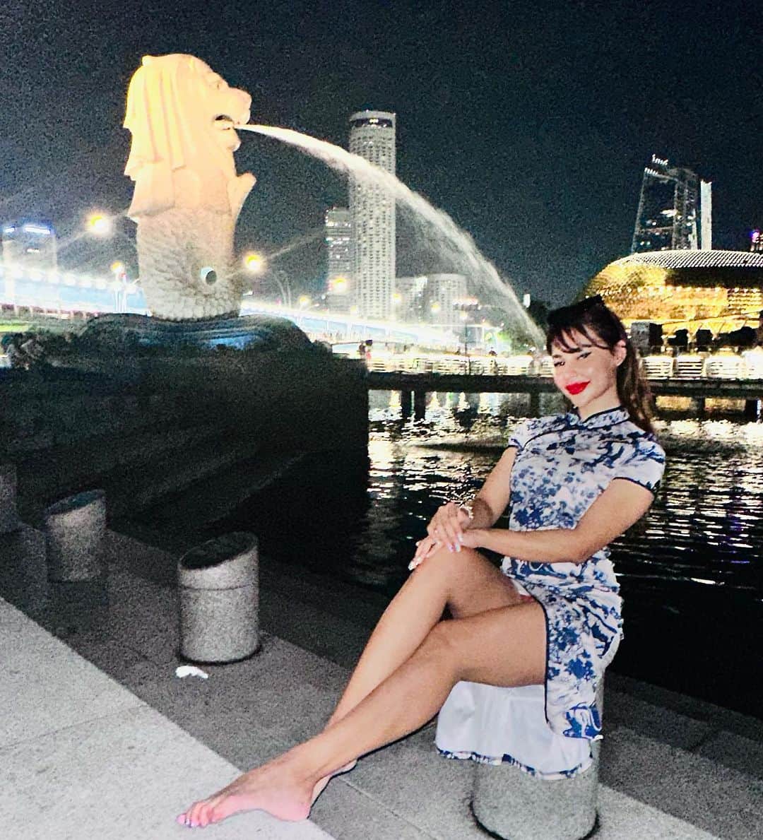のインスタグラム：「Been a long time since I’ve been back to my home country. I never realized that I love it so much here!😍🤩❤️‍🔥 I grew up abroad, but I might come back to live here in the future!🥰 Singapore, you’re really awesome!🫶 . . . . #apriliman #yogadaily #yogagirl #traininghard #gymeveryday #workouteveryday #summertime #summervibes #summerstyle #summeroutfit #summernight #rooftopbar #ootdfashion #fashionblogger #modellife #modeling #feminine #womanstyle #singaporelife #singaporean #singaporegirl #merlion #worldtraveler #globetrotter」