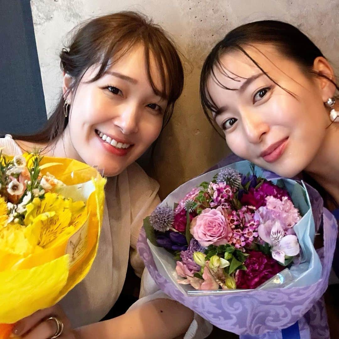 岩間恵のインスタグラム：「先週の日曜日は、私が親友と3年間続けているラジオのイベントでした💐  私たちの想像を遥かに超える方にご応募いただき、抽選でのご招待だったのですが、こんな風にリスナーさんとお会いできる機会が作れて本当に楽しかったです。  街中でお声をかけていただく際、「ラジオ聴いてます！」と言ってくださる方が本当に多くて、イベントでもこんなにたくさんの愛をいただいて、3年間続けてきて良かったなぁと実感。  私は友人や家族に対して事後報告が多いタイプなのですが、さきっぺはいつも私の選択に肯定的で、「めぐが決めたことなら応援するよ」と優しく見守ってくれる存在です！  そんな親友を巻き込んで始めた趣味が、気付けばたくさんの方に聞いていただけるラジオに成長していて、心の底から嬉しい限りです！  本当にありがとうございます✨  まだまだ続けていきたいと思っているので これからもよろしくお願いいたします♡  #なんちゃって東京女子」