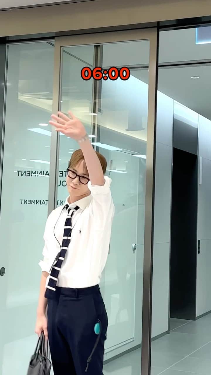 SHINeeのインスタグラム：「[공지] KEY ’Last minute at work‘ 챌린지 공개   #KEY #키 #SHINee #샤이니 #Good_and_Great #KEY_Good_and_Great #Good_and_Great_Challenge #굿앤그레이트챌린지 #SHORTee @bumkeyk」