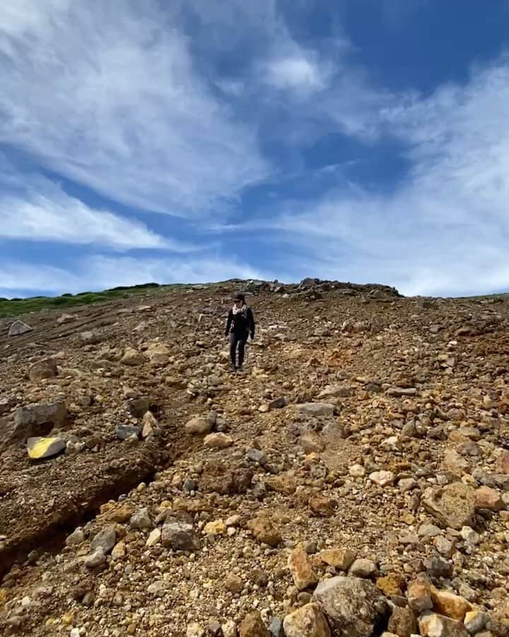 大江光のインスタグラム：「←←←8月後半  初めての場所に行ってみたり、 北海道の夏楽しみました🦑  旭川はもうだいぶ涼しくなって、 冬までもうすぐかな。 早く来ないかな⛄️  #イカが透明 #活イカ釣り #北海道の夏 #登山女子 #下山苦手 #下山上手くなりたい #burton登山部(仮) #登山仕様 #観光仕様 #スノーボード女子 #スノボ女子 #KONASURF #旭川」