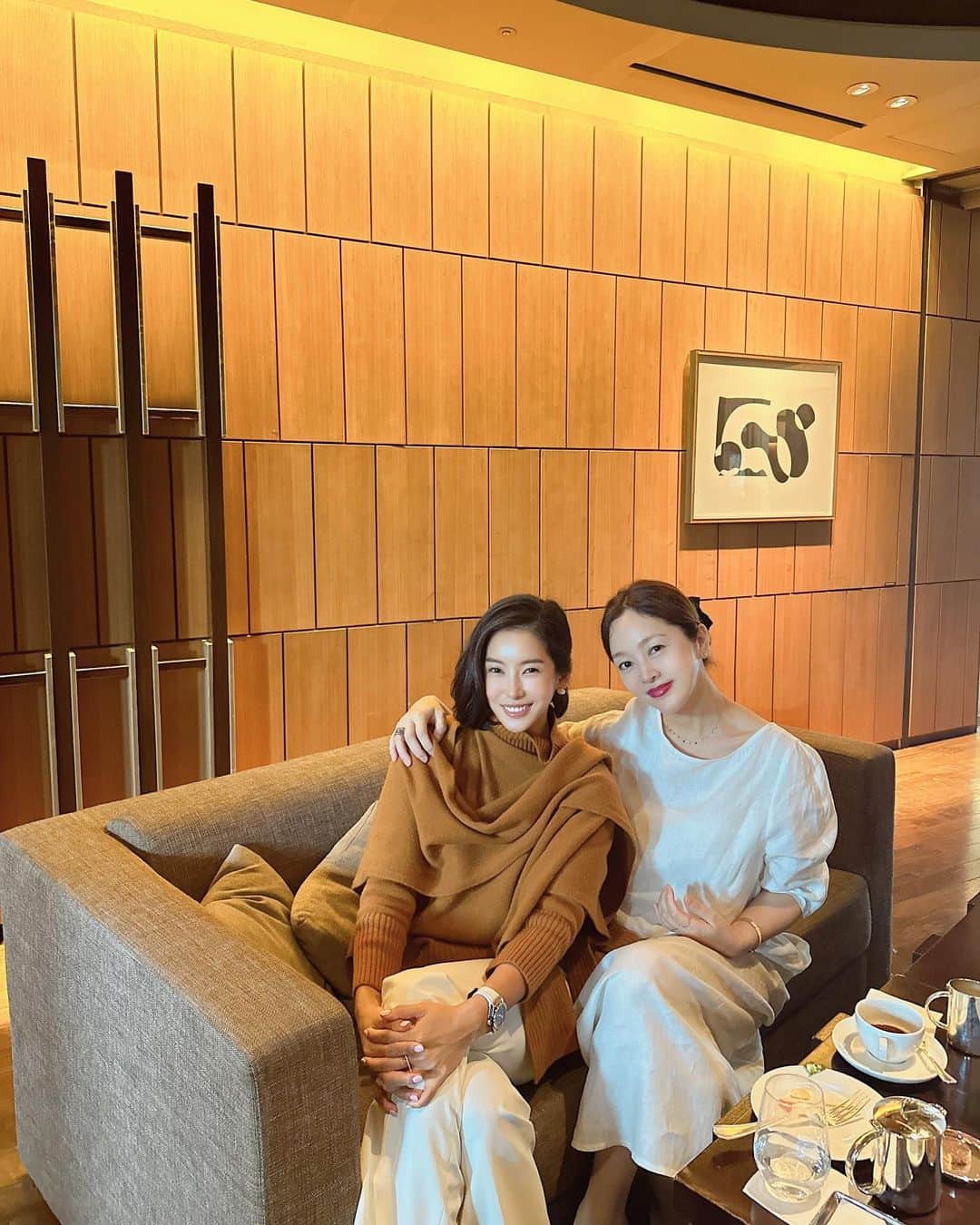 イ・スンヨンのインスタグラム：「나와 결이맞는 사람과의시간은  에너지가채워지는 시간!  각자 바쁜일정속에 잠깐이지만 임팩트있게만난우리 어떤데?힣 반전의반전을 거듭하는승연언니, 늘응원해요🤎  #깊이가해저삼만리  #여전히멋져요🤎 #제2오은영ㅋㅋㅋㅋ🫶🏾」