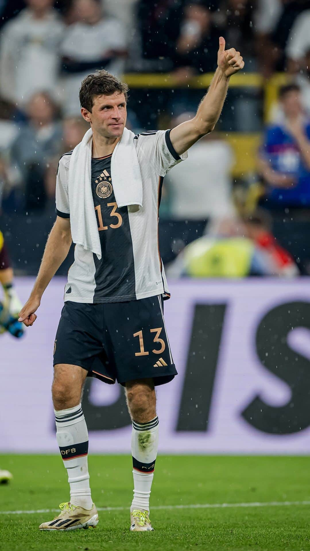 サッカー ドイツ代表チームのインスタグラム：「TEAMPLAY 💥💥💥  Und ihr habt entschieden: @esmuellert ist euer Man of the Match - Glückwunsch, Thomas! 🖤❤️💛  #dfbteam #GERFRA」