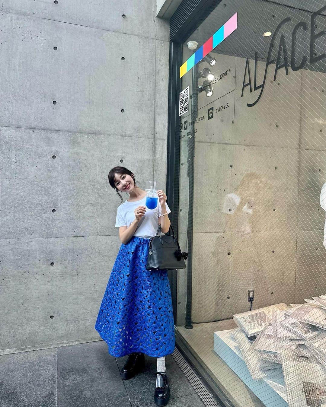 水野佐彩のインスタグラム：「・ @alface_lohas  リニューアルイベントへ行ってきました💙  昔から愛用していたオルフェスが パッケージも成分も大幅リニューアルして パワーアップしたんです❤️‍🔥  なんだか図らずとも ピュアブラックコーデ😙💙💙  ちなみに私が好きなのは リニューアル前からセンシティブマスク💚 オルフェス唯一のヴィーガンマスクなのと 本当に鎮静してくれるので 大のお気に入りです🥰💚💚  リニューアルしたオルフェス ぜひみなさまも試してみてね🩷  #オルフェス #シンオルフェス #シートマスク」