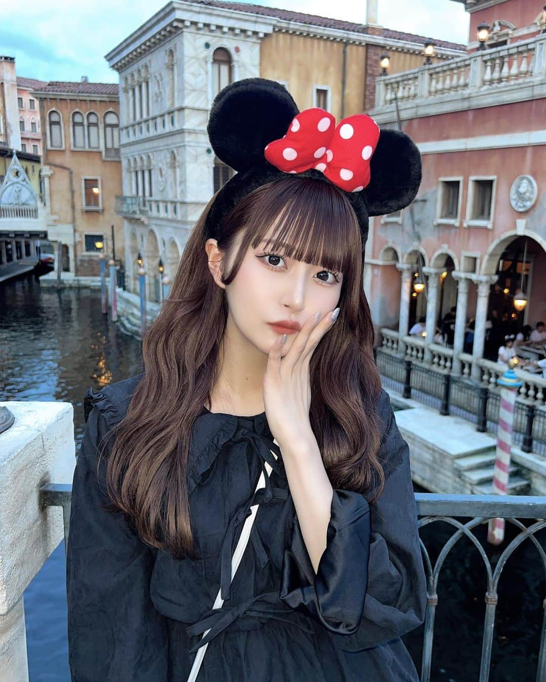 山本優菜のインスタグラム：「色んな子がここで写真撮ってたから撮ってみました♡ ミニーちゃんのカチューシャかわいい❤️  #ディズニー #ディズニーシー  #ディズニーコーデ #merryjenny  #ワンピースコーデ」