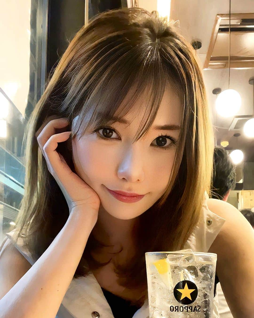 宮崎まこのインスタグラム：「あべちゃん🦆麻布十番  アペでも小腹でも焼き鳥🌙気楽に〜 たくさんのみまして多幸！   #自撮り界隈  #セミロング  #ブルベ冬  #ootd #ファッションコーデ #ダイエット生活  #グルメ好きな人と繋がりたい #美食 #多頭飼い　 #ヘアスタイル　#麻布十番 #麻布十番グルメ #麻布十番ディナー #azabujuban #あべちゃん #麻布十番あべちゃん #焼き鳥 #東京駅グルメ  #居酒屋グルメ　#yakitori #お酒好きな人と繋がりたい」