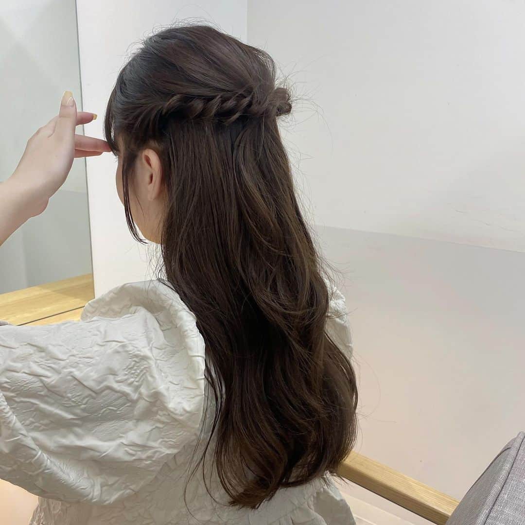 横山紗弓のインスタグラム：「olive color🫒 ささっとアレンジもかわいい さすが @___.marinakoga ❤︎ #福岡美容室 #福岡サロン #ヘアカラー #ヘアアレンジ」
