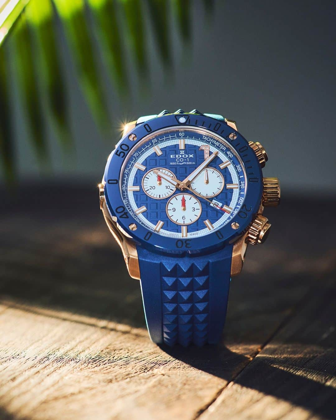 エドックスのインスタグラム：「#クロノオフショア1コレクション CHRONOFFSHORE-1 CHRONOGRAPH LIMITED EDITION  世界限定300本。ダイナミックかつエネルギー溢れるパワーボートレースのイデオロギーを表現し、カラーコントラストが美しくまとまったクロノグラフ。海を連想させるブルーと上品さが際立つゴールドを掛け合わせ、自然の中はもちろん、タウンユースとしても洒落た手元を演出してくれます。  ___ #夏と言えばエドックス #EDOX #エドックス #高級腕時計 #防水時計 #ダイバーズ #ダイバーズウォッチ #街ダイバーズ #ハイスペダイバーズ #クロノオフショア1 #クロノオフショア１ #swissmade #swisswatch #thewaterchampion」