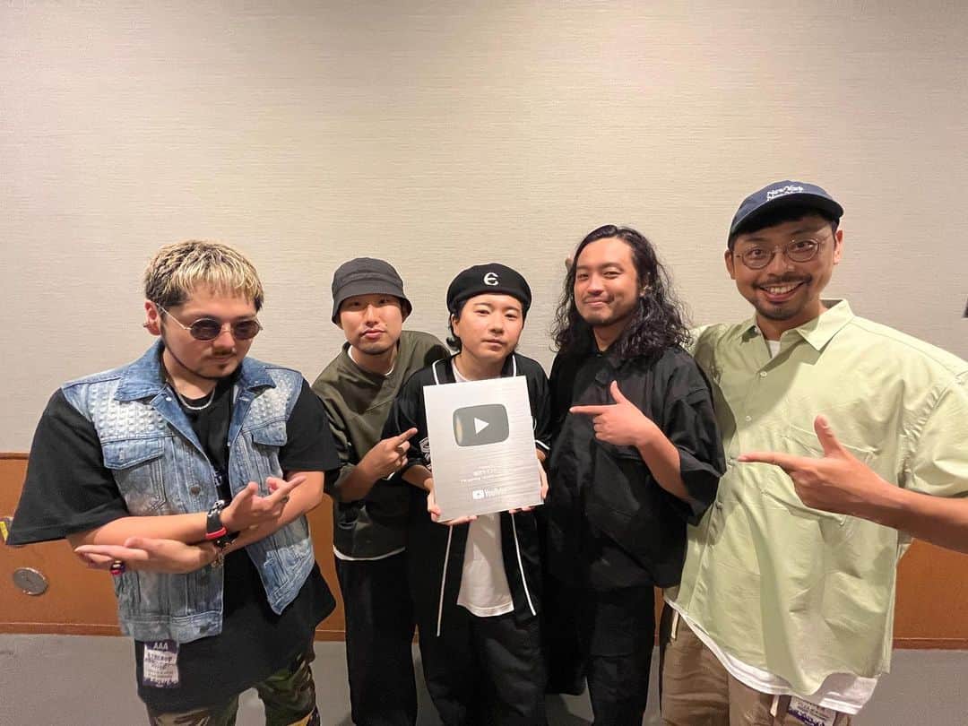 梅田サイファーのインスタグラム：「🍾🎊登録者数11万人突破🎊🎉  梅田サイファー公式YouTube Channelの登録者数が11万人を超えました🔥 銀の盾も無事受け取りました🤩✨ 日頃より応援いただいているファンの皆様、ありがとうございます🙏 これからも梅田サイファー一同頑張りますのでよろしくお願いします😤  🍾🎊 Over 110,000 Subscribers! 🎊🎉  Umeda Cypher YouTube Channel has surpassed 110,000 subscribers🔥 We’ve also received the Silver Play Button🤩✨ To all our fans who support us day in and day out, thank you so much🙏 We’ll continue to work hard, so please keep supporting😤」