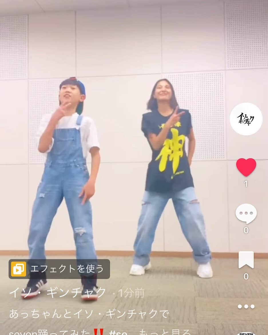 のインスタグラム：「あっちゃんとTikTokコラボ〜‼️ 神ティーシャツ？！ あっちゃんありがとう😊お疲れさん みんなTikTokあげたから見てね〜‼️」