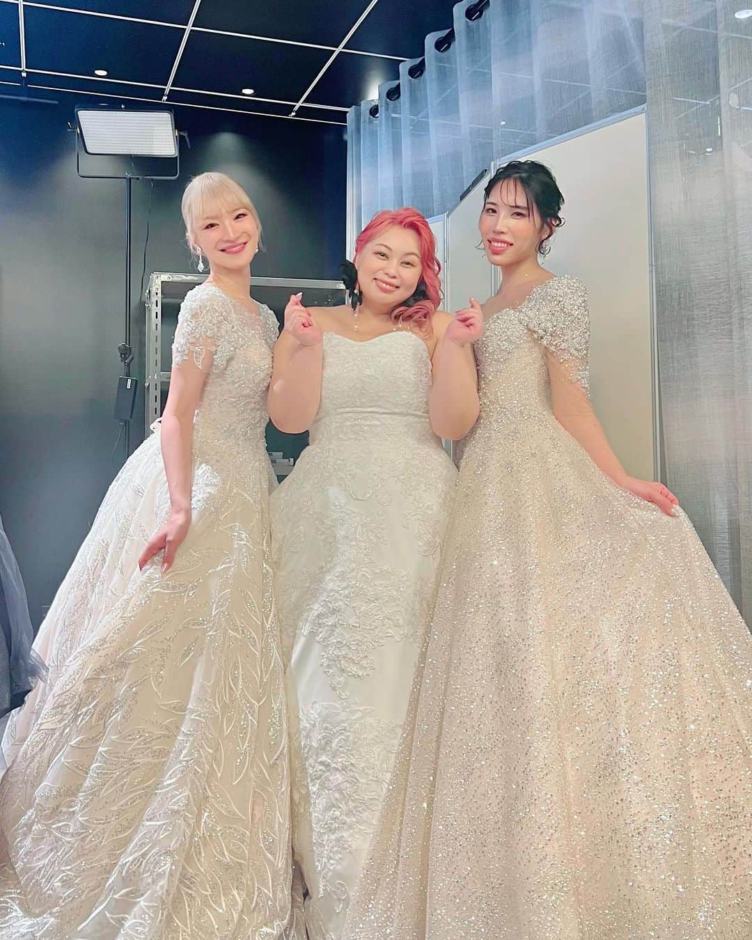 のインスタグラム：「.  Ameris @ameris_wedding さんの ローンチイベントの裏側✨✨  矢神サラさん @sara_yagamisara と ともさんさん @kamakama.tomo  お写真撮らせてもらいました💕  美しくて優しくて ご一緒できてHappyな時間だった😌  Love yourself and be happy ! Big love. Ai Momoka💋  #Ameris #フォーシスアンドカンパニー #プレ花嫁 #ドレス試着  #大きいサイズ #ぽっちゃりプレ花嫁 #プラスサイズ #ウエディングドレス」