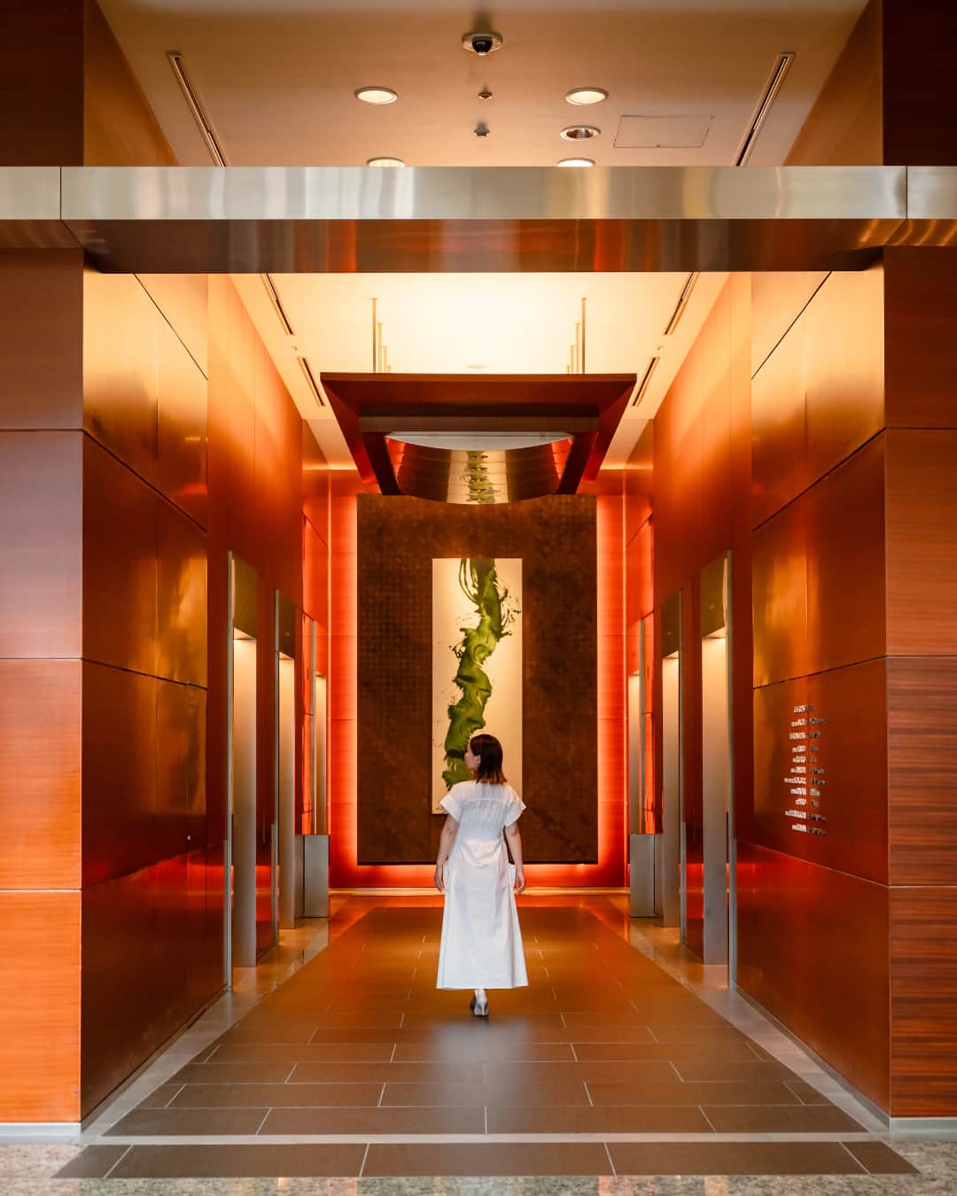 グランドハイアット東京のインスタグラム：「洗練されたデザインのエレベーターホールは、いよいよ始まる非日常のステイを期待させる優美さがあります。 刺激的な都心の街とは打って変わって、心落ち着く空間をお楽しみください。  The sleek, sophisticated design of Grand Hyatt Tokyo’s elevator hall sets the stage for the luxury hotel experience that awaits.  With its calm, elegant ambience, this is your entrance to a serene space separated from the hubbub of the outside world.  #グランドハイアット東京 #grandhyatttokyo #grandhyatt #hyatt #worldofhyatt #tokyo #roppongihills」