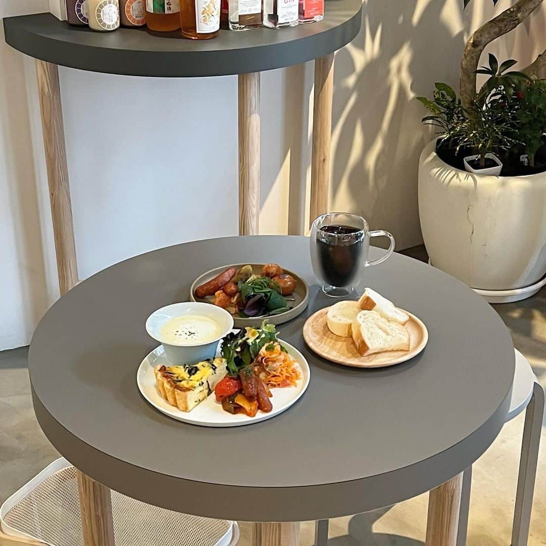 横山紗弓のインスタグラム：「お洒落な空間と食🍽️ 旅がしたくなる場所。 クラフトビール美味しかった🍻♡ 📍 @tabi_towa / 薬院 #福岡 #福岡グルメ #福岡カフェ  #福岡ランチ #福岡女子会 #薬院グルメ #薬院カフェ#薬院ランチ #福岡デート #さゆlog」