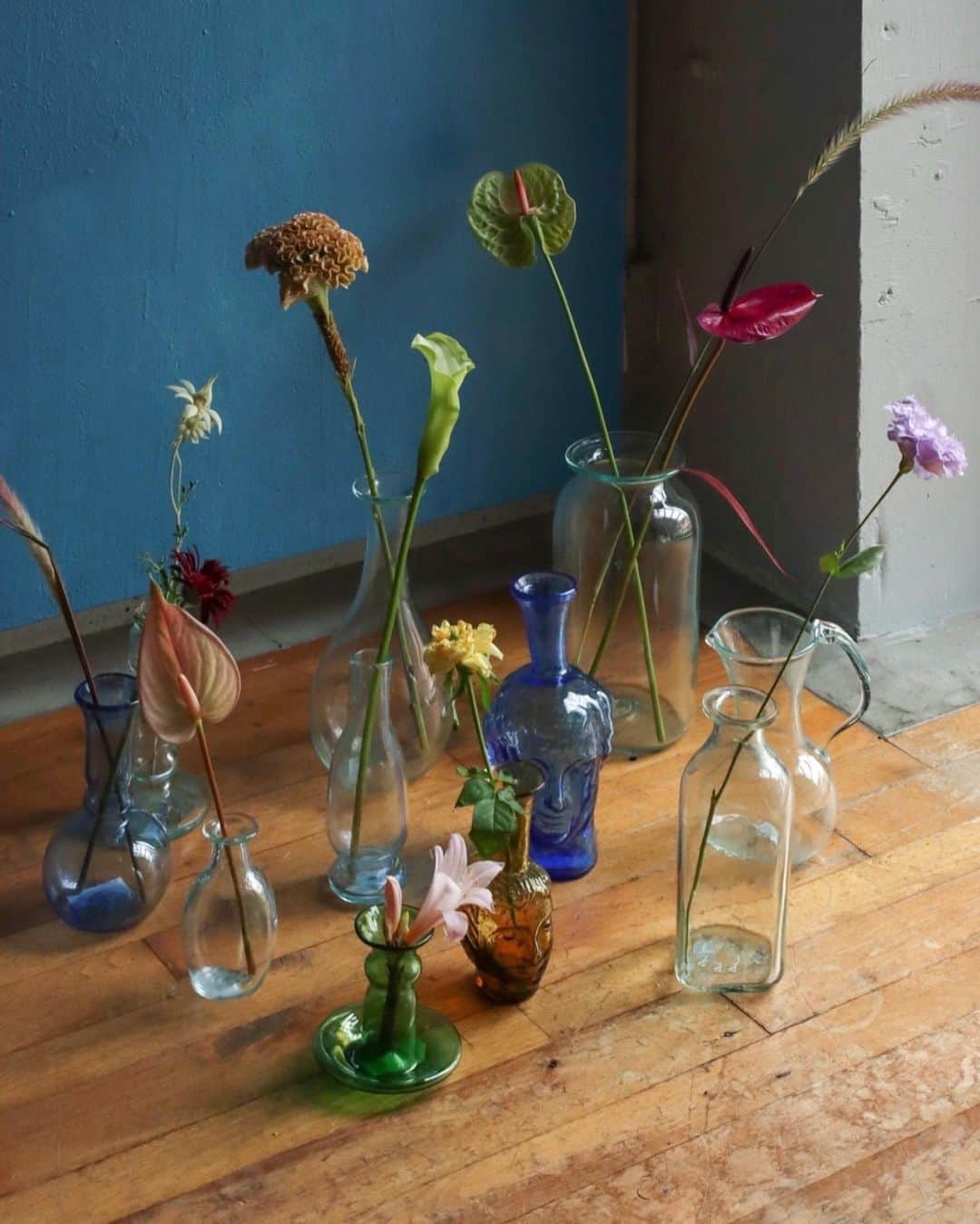 H.P.DECOのインスタグラム：「パリの手吹きガラスブランド、ラ・スフルリー ( @lasoufflerie ) ならではの形やカラーが魅力的な花器を集めて、お部屋を彩りませんか。  デザイナーのSebastien ( セバスチャン ) による作品は、フランスで昔から愛用されてきた陶器などの「形」に着目し作られています。  季節のお花を活けて、美しいガラスのコレクションをお楽しみください。  ----------------------------------------------------  【SHOP LIST】 ATELIER 表参道（旧H.P.DECO 表参道） 東京都渋谷区神宮前5-2-11 tel. 03-3406-0313  ATELIER 丸の内（旧H.P.DECO 丸の内） 東京都千代田区丸の内1-5-1 新丸の内ビルディング3Ｆ tel. 03-3287-1227  ATELIER 二子玉川（旧H.P.DECO 好奇心の小部屋 二子玉川） 東京都世田谷区玉川3-17-1 玉川高島屋ショッピングセンター南館4階 tel. 03-6411-7128  ATELIER 横浜（旧H.P.DECO 好奇心の小部屋 横浜） 神奈川県横浜市西区高島2-16-1 ルミネ横浜２階 tel. 045-534-8548  ATELIER 神戸（旧アッシュペーブチック） 神戸市中央区海岸通3-1-5 海岸ビルヂング北側1階 tel. 078-332-2327  ----------------------------------------------------  #atelier #アトリエ  #lasoufflerie #ラスフルリー #handmadeglass #glass #ガラス #リサイクルガラス #flowervase #フラワーベース  #interiordesign #デザイン #海外インテリア #インテリア雑貨 #インテリアショップ」