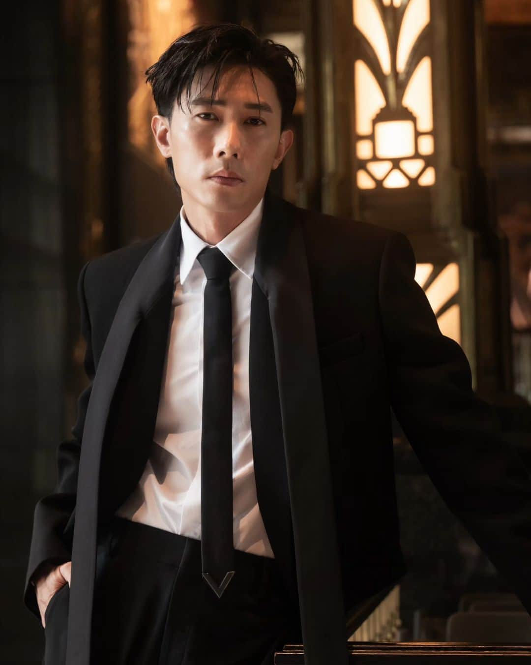 デスモンド・タンのインスタグラム：「Suit up, but don't forget to let your #ValenTie do the talking. 👔✨   @MaisonValentino #ValentinoBlackTie」