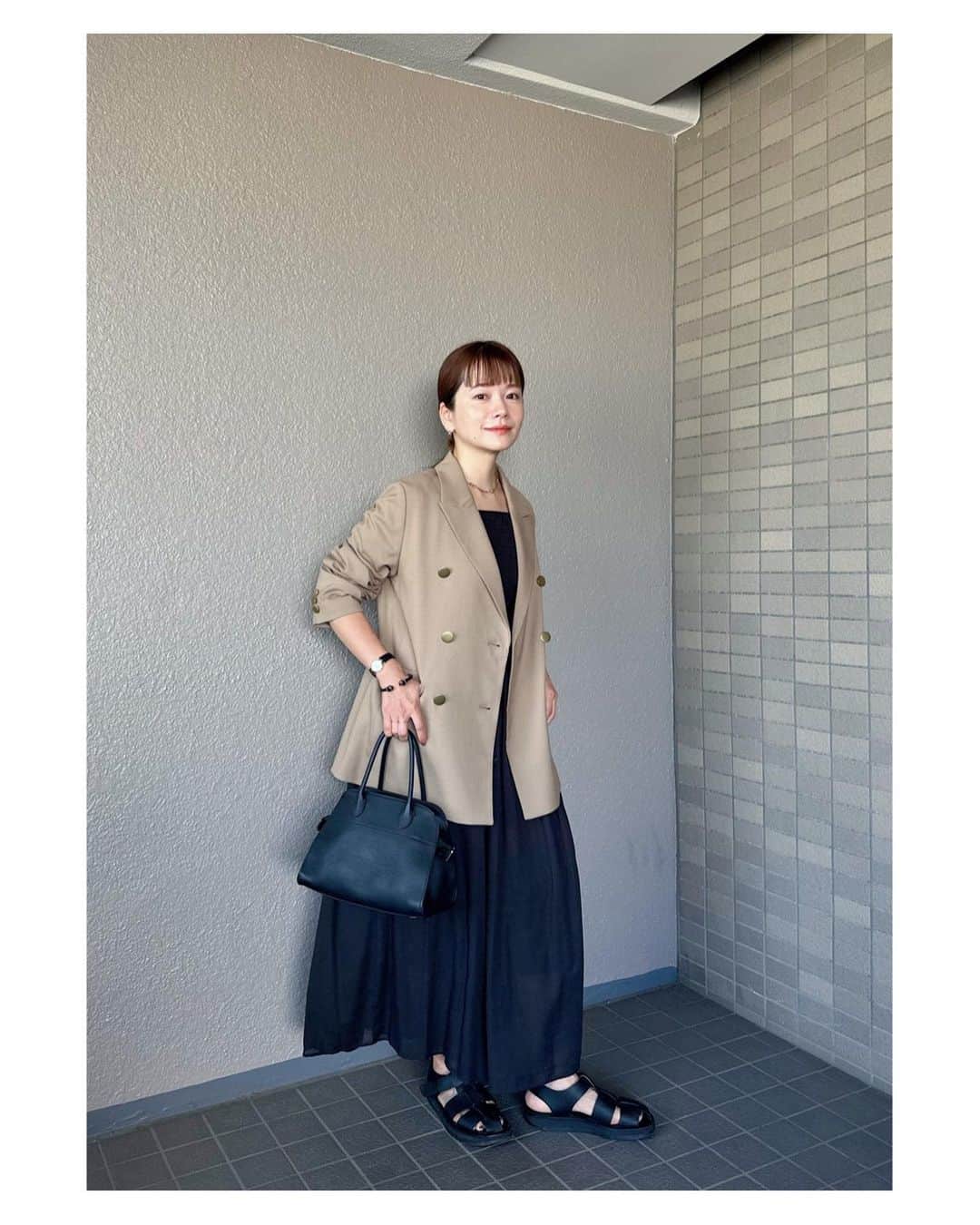 高山直子のインスタグラム：「🤎🖤 newジャケット😉 中のワンピはssのシャーリングワンピ。 肩からひっかけてるだけでも秋気分楽しめます✨ 気分変わって楽しい☺️ アイテムはタグ付けしてます🏷️」