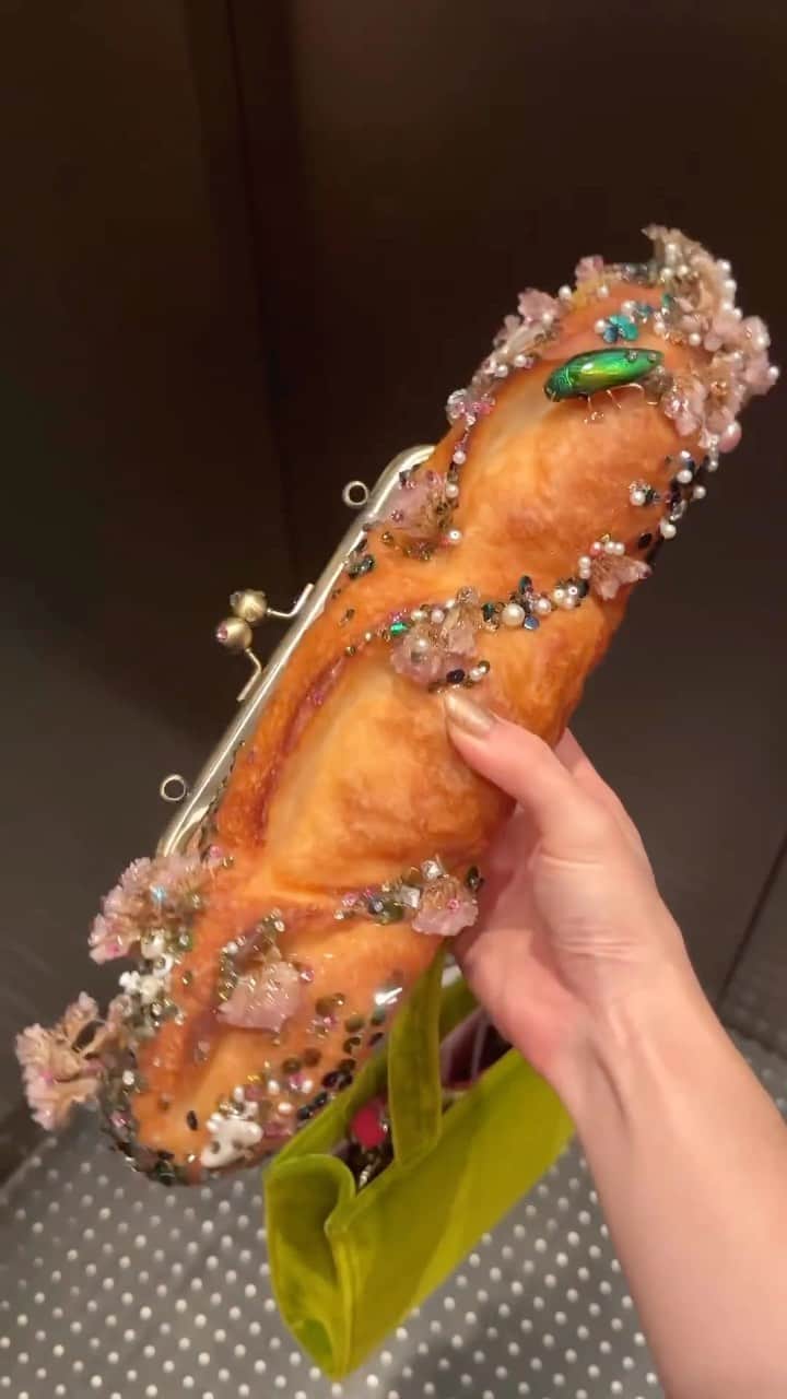 Cosmopolitanのインスタグラム：「Taking my love of carbs to a whole new level. 🥖  #rg @dauphinette.nyc」