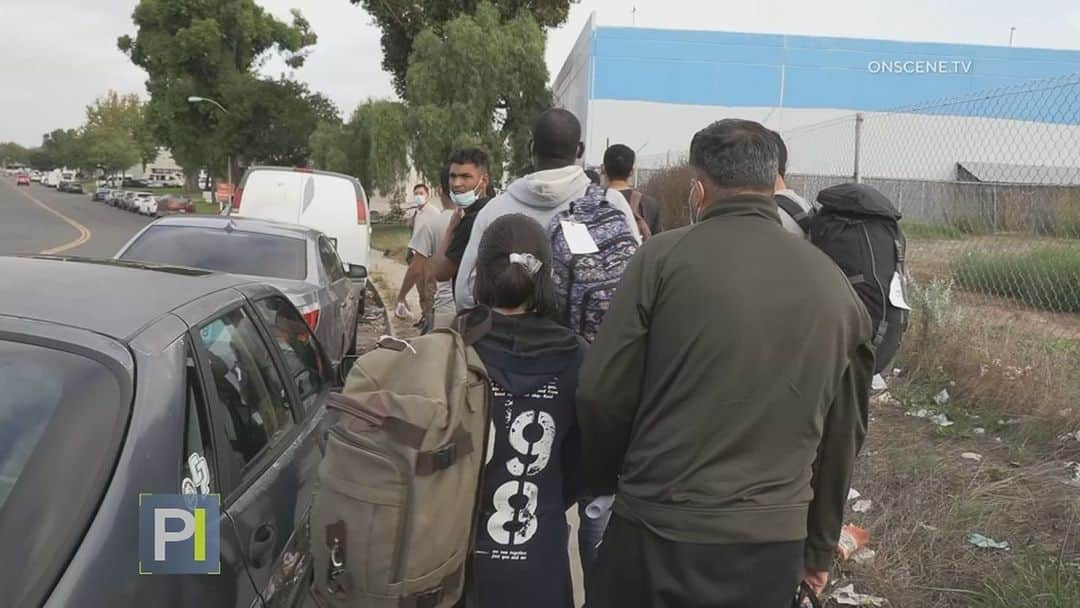 のインスタグラム：「📌 Autobuses repletos de inmigrantes arriban a una ciudad fronteriza y cientos de personas son liberadas en las calles mientras la Guardia Nacional intenta lidiar con la crisis.  📺 Más en #PrimerImpacto a las 5pm/ 4C por @univision」