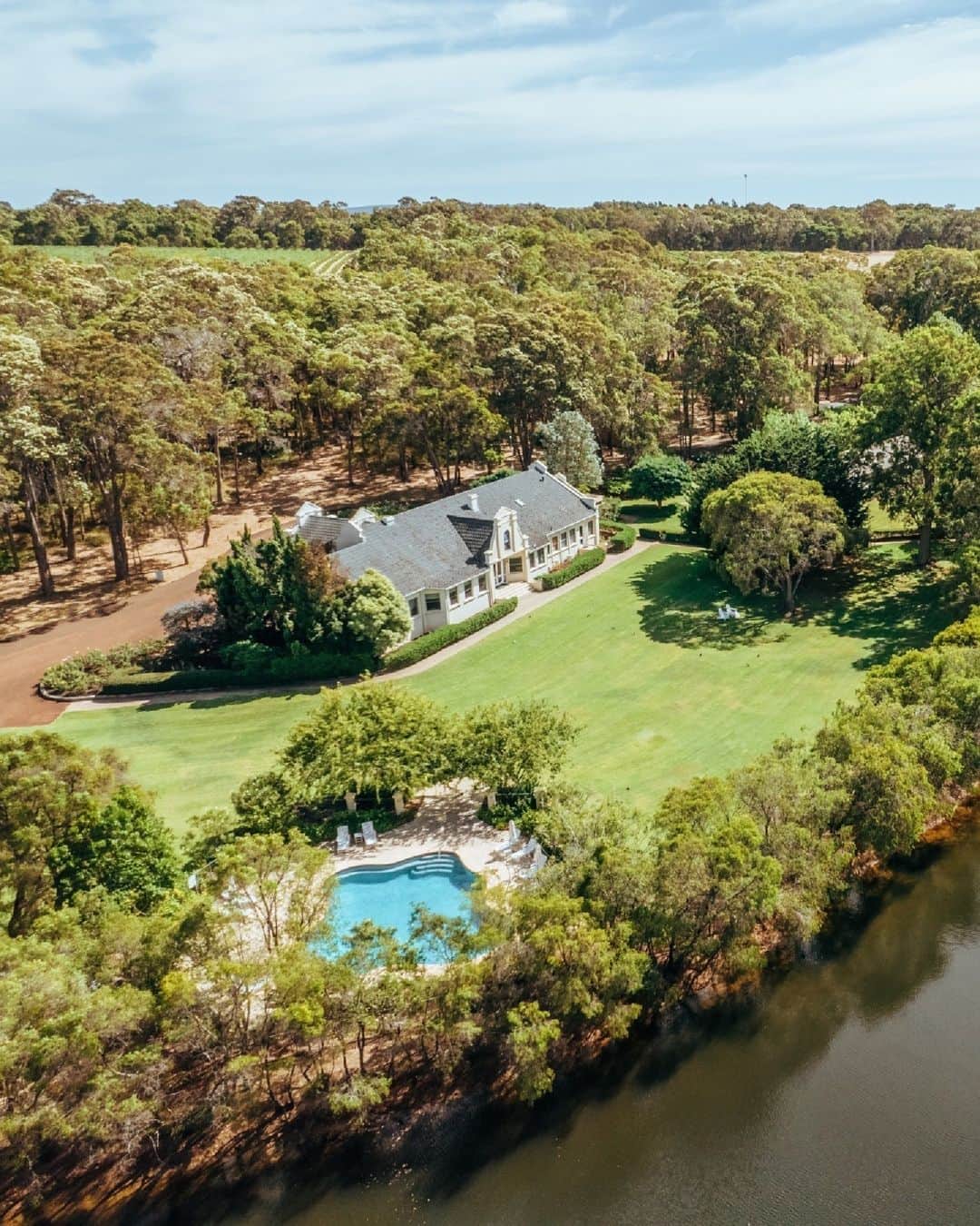 Australiaのインスタグラム：「Pack your bags - we're hitting wine country! 🎒🍇 Say g'day to @cape_lodge, tucked away in @westernaustralia's stunning @margaretriver region. A @luxurylodgesofaustralia, #CapeLodge is available for exclusive use for business events, with the property offering 22 elegant guest rooms plus a private four-bedroom residence. Nestled on 40 lush acres of gardens, lawns, and vineyards, it's the perfect base for visiting local wineries like @vassefelixwines and @cullenwine. After a busy day, guests can enjoy lakeside drinks and dinner at the onsite restaurant, renowned as one of the region's finest dining destinations. Where do we sign up?! 🥂 #SeeAustralia #ComeAndSayGday #MeetinAus #WATheDreamState #MargaretRiver」