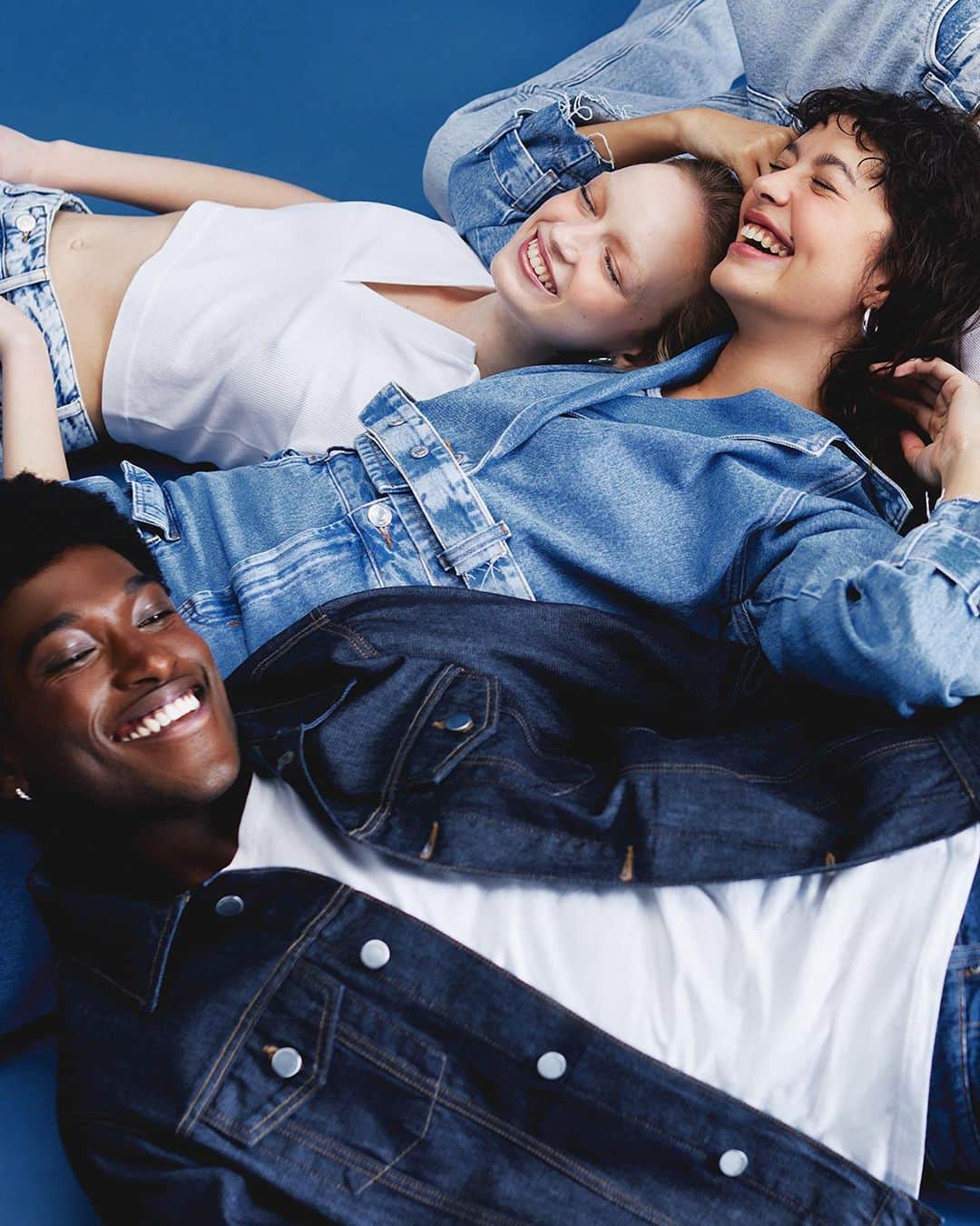 ロジャス・レナーのインスタグラム：「Jeans e bolsos cargo: a combinação queridinha do momento. ❤️ Os looks utilitários em denim combinam com um visual mais street, unindo estilo e versatilidade. Passe para o lado e encontre seus favoritos. #Jeans #MaisJeans #BolsoCargo #Denim #Street  ​saia curta jeans com bolso cargo 847851126 | saia longa jeans com bolsos cargos 855051209 | calça parachute jeans 837047994 | calça reta jeans 853245392 | calça anos 90 848450295 | colete cropped em alfaiataria 811848152 | tênis jogging em material sintético 851444611 | blusa cropped com colarinho na gola 631820030 | blusa tomara que caia 834060974 | blusinha cropped canelada 811256405 | blusa tomara que caia em jeans 806446378 | jaqueta trucker 874864686 | saia midi em jeans 856847321」