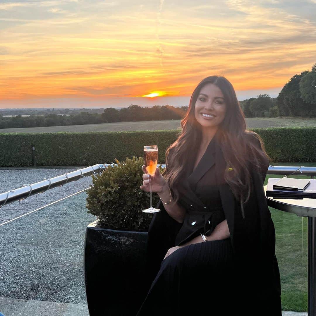 のインスタグラム：「A wholesome birthday filled with so much love 🖤💫」