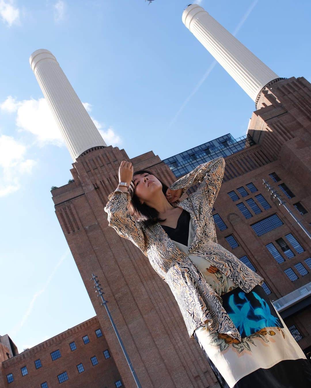 スージー・ロウのインスタグラム：「That time of the year when tardiness is not gonna fly… Glorious day to go down to Battersea Power station where @jaegerlecoultre have created an immersive #TheGoldenRatio installation dedicated to their Art Deco icon the beautiful #Reverso Quite literally a watch where you can flip back and forth through time… #JaegerLeCoultre  #TheGoldenRatio opens tomorrow and is on all weekend at Battersea Power Station」