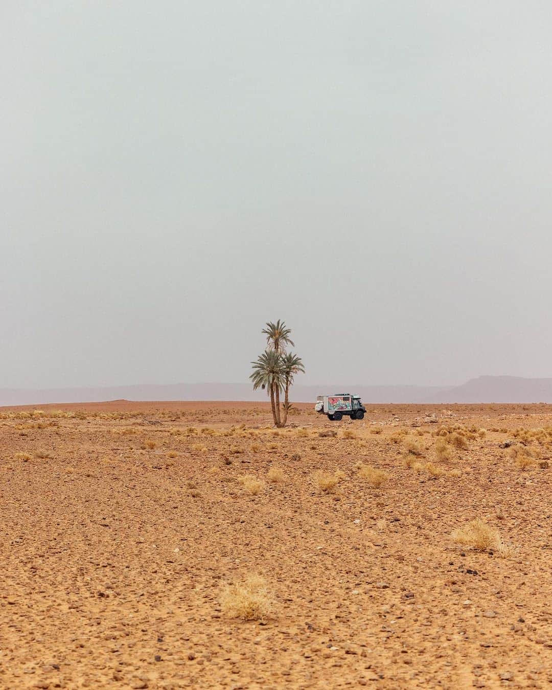 ニナ・カプレツのインスタグラム：「We’re slowly making our way towards Marrakech to offer help in person. But we’re taking our time since we try to figure out how and where we can help best and what makes sens.  Despite the big earthquake, people are absolutely fantastic and so welcoming. And the landscapes we see are mind blowing.  I feel grateful to travel so slowly and to take it all in what Morocco has to offer!  📸 @jeremy_bernard_photography   @andreabasecamp」