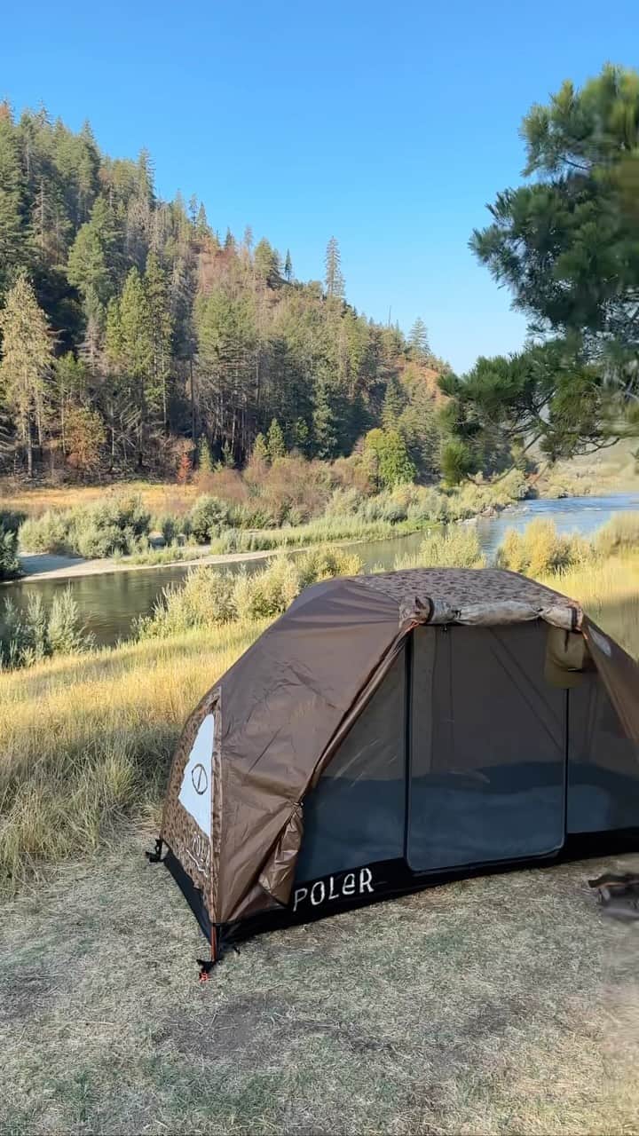 Poler Outdoor Stuffのインスタグラム：「One of the many amazing camping spots on the Rogue River from this past weekend. Really stoked on this 1 Person tent from @polerstuff 🏕️ Plenty of room to change, sit up and not feel cramped while on the trip. ✌️」