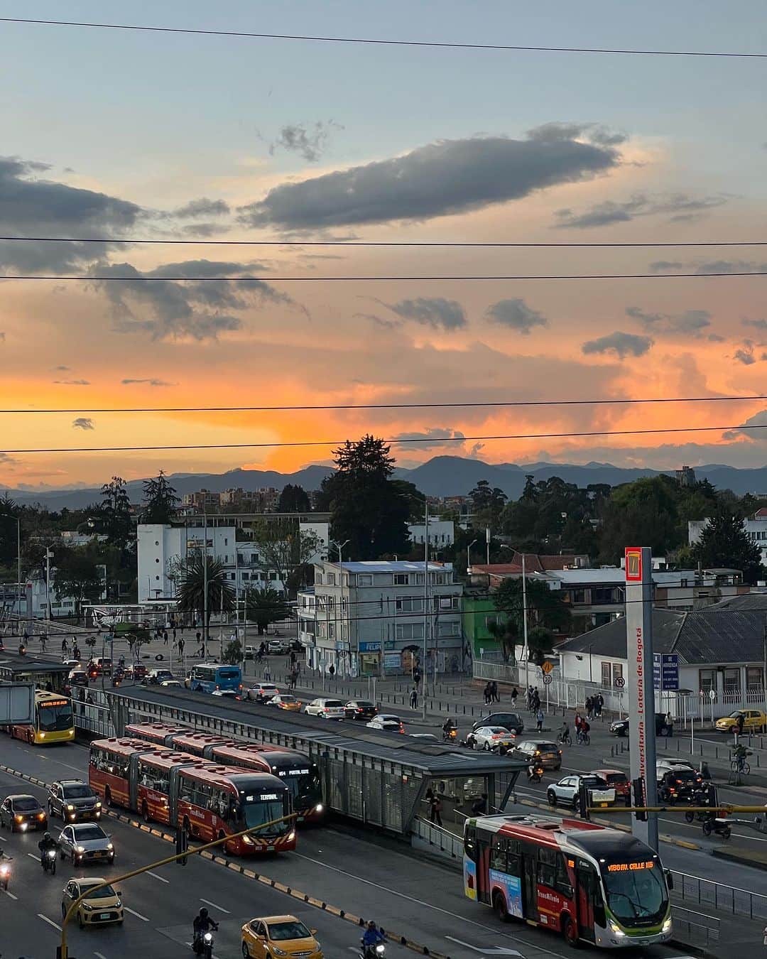 jotipolizoakisのインスタグラム：「mi casa es tu casa 🇨🇴」