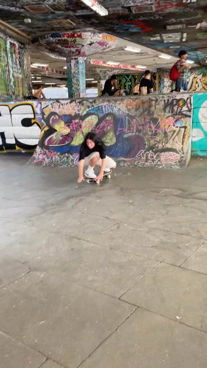 ニコル・ハウゼのインスタグラム：「South Banks got vert tho 😈 📲: @amy_ram」
