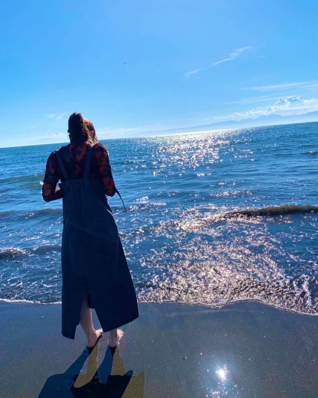 May’nさんのインスタグラム写真 - (May’nInstagram)「いい写真たくさん📷  何気に今年初の海🌊 海行く予定じゃなかったけどテンション上がって🤗 確実に海行く格好じゃない。笑  スカートまくって 靴下脱いで楽しみました🏃‍♀️  #江ノ島 #江ノ島海岸」9月15日 5時31分 - mayn1021