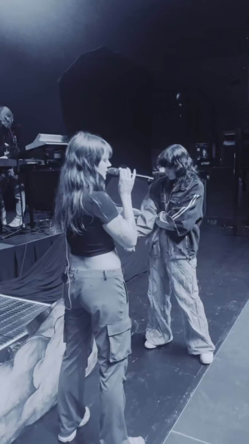 トーヴ・ローのインスタグラム：「Love writing and singing with you @upsahlmusic 🖤 #toast」