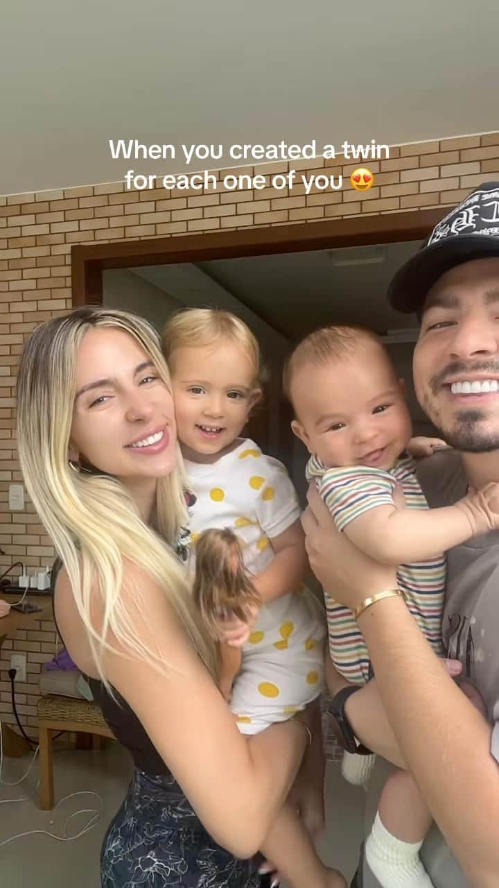 Bruna Rangel Limaのインスタグラム：「We each have our little mini me 🥹   My little family is the best team I could ever ask for 🫶🏼 #family #twins」