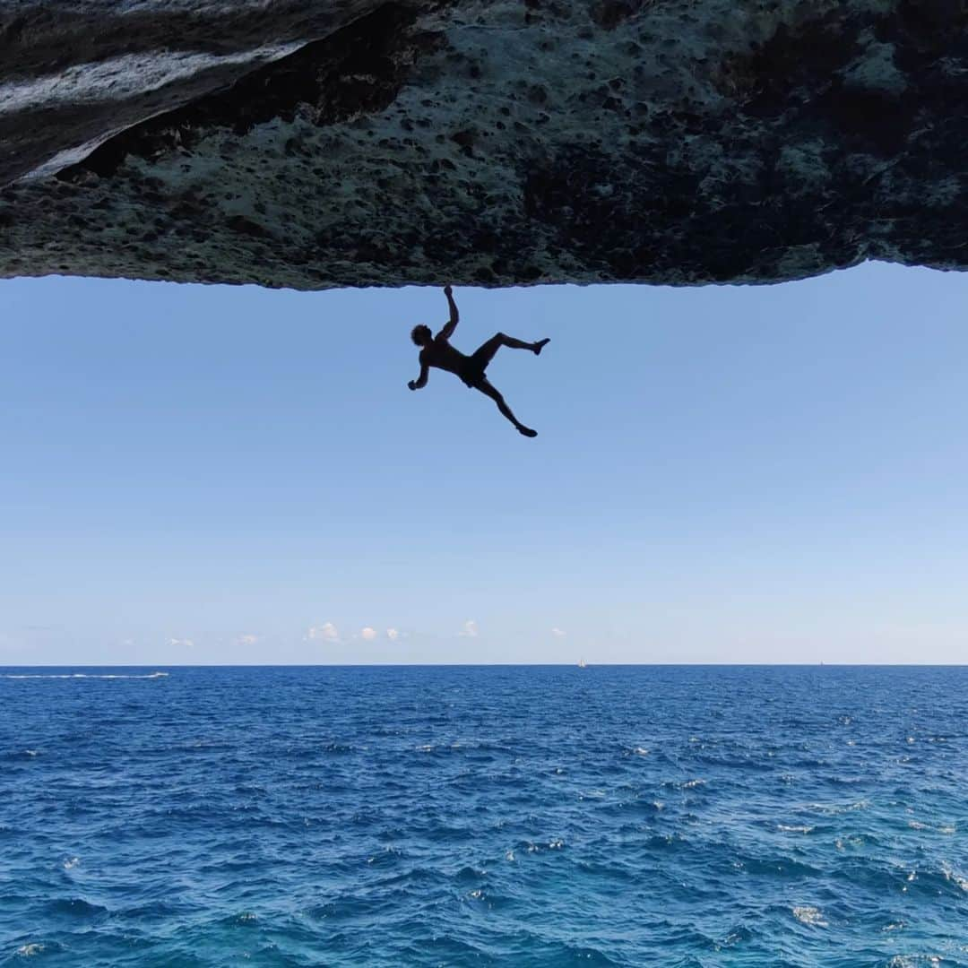 イェルネイ・クルーダーのインスタグラム：「Oh, my Mallorca, you never disappoint 😍. Although you kicked me away from my dream project the first day, I got to explore the new-old cave. Together with @michael.piccolruaz ,we have might just made a second and third ascent of a forgotten jam of @ethan_pringle , "Inconvenient roof". With a grade of about 8a+/b makes it one of the best of its grade on the island. But the guidebook also said that there's potential for new stuff. So we took it seriously and opened up a few new routes in the cave...and it's not over yet 😈. Tick list of the first 2 days: - Inconvenient roof 8a+/b, - Mia Julia 8a, - Caro line 7c, - "no name yet", 7b And some other easy stuff. Now we hope the weather conditions turn out better for Alasha in the next days 🙏🏻.  📸: @michael.piccolruaz @westmountainmedia  ________________ @ocun.climbing @scarpaspa」